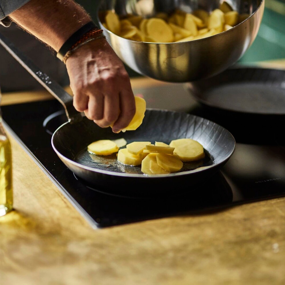 Thumbnail - Siena Home Bratpfanne "Fermo" Gusseisen Set, 2 Stk. tlg. schmiedeeisern, 24 cm, flach, Induktion, mit Schneidebrett BRES...