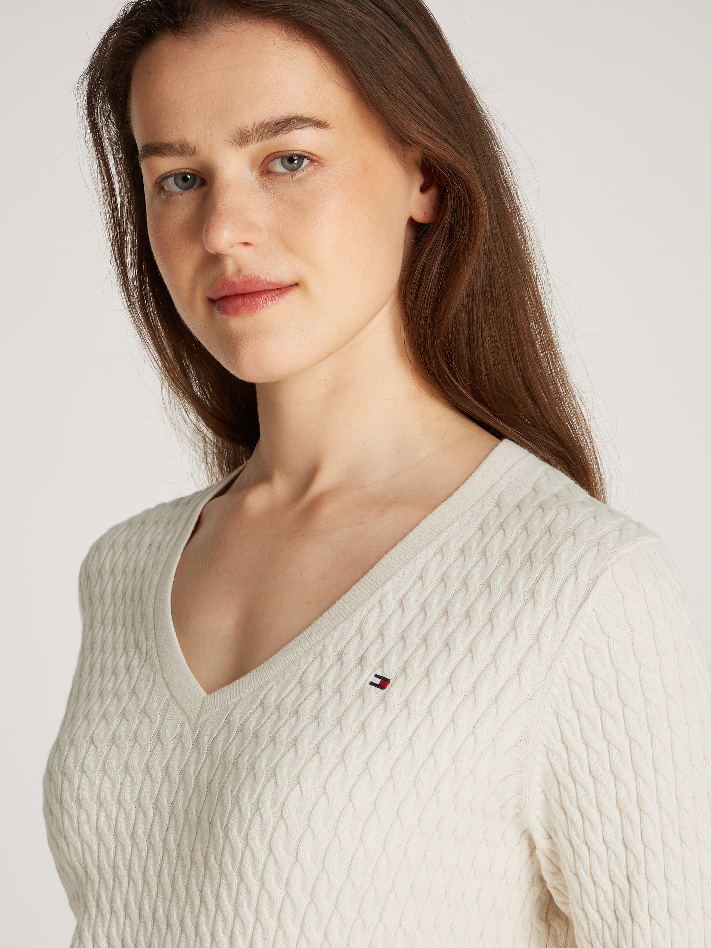 Tommy Hilfiger V-Ausschnitt-Pullover »CO CABLE V-NK LS SWT«, mit Zopfmuster, Logostickerei