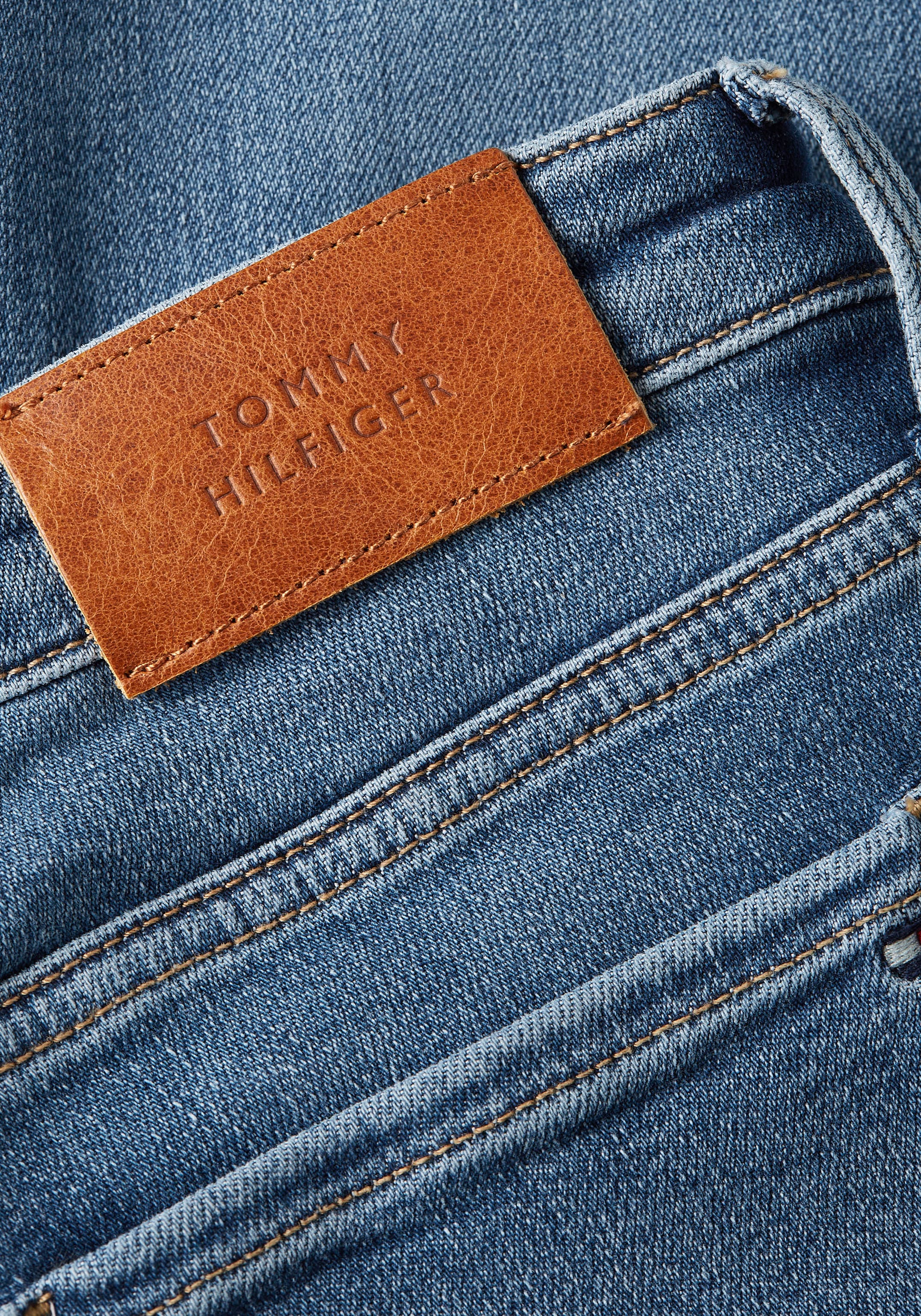 online | Hilfiger mit Logo-Badge BAUR Tommy bestellen Tommy Skinny-fit-Jeans, Hilfiger