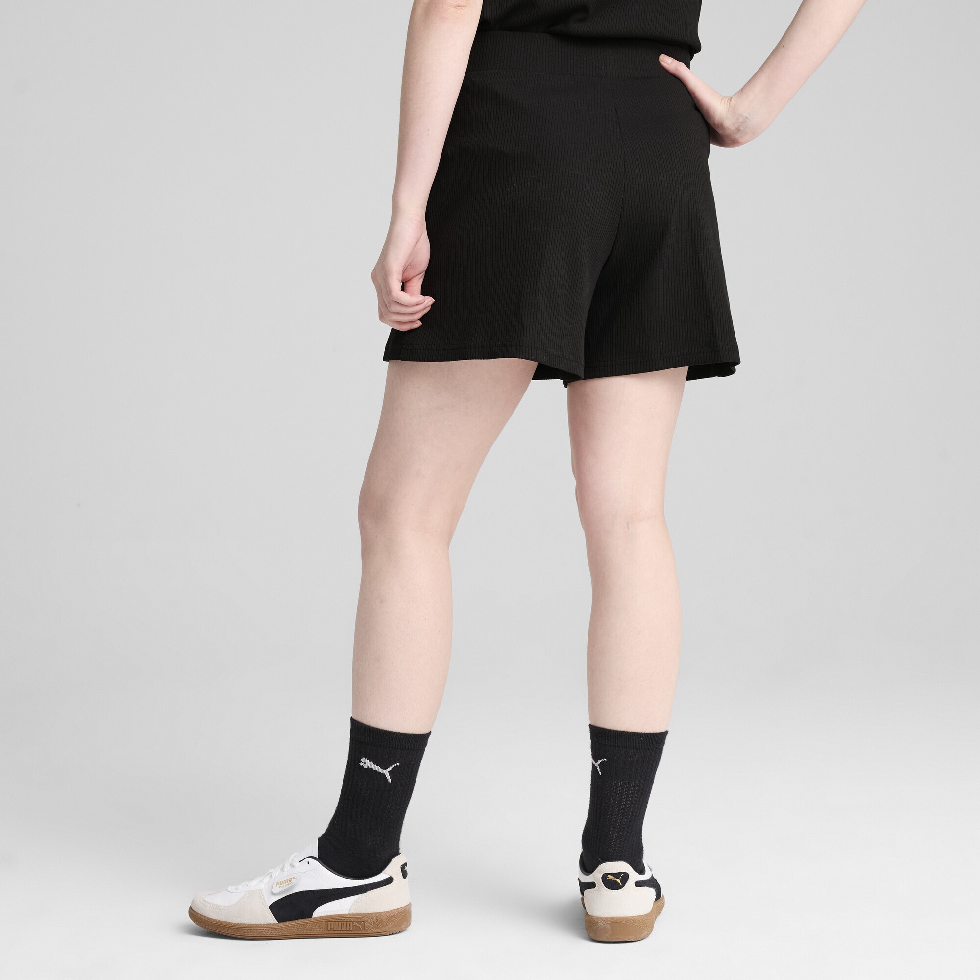 PUMA Sporthose »ESS ELEVATED Gerippte 5" Shorts mit hohem Bund Damen«
