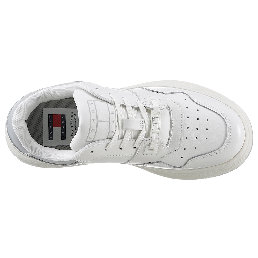 Tommy Jeans Keilsneaker »TJW RETRO BASKET FLATFORM PATENT«, mit trendiger Plateausohle, Freizeitschuh, Halbschuh, Schnürschuh