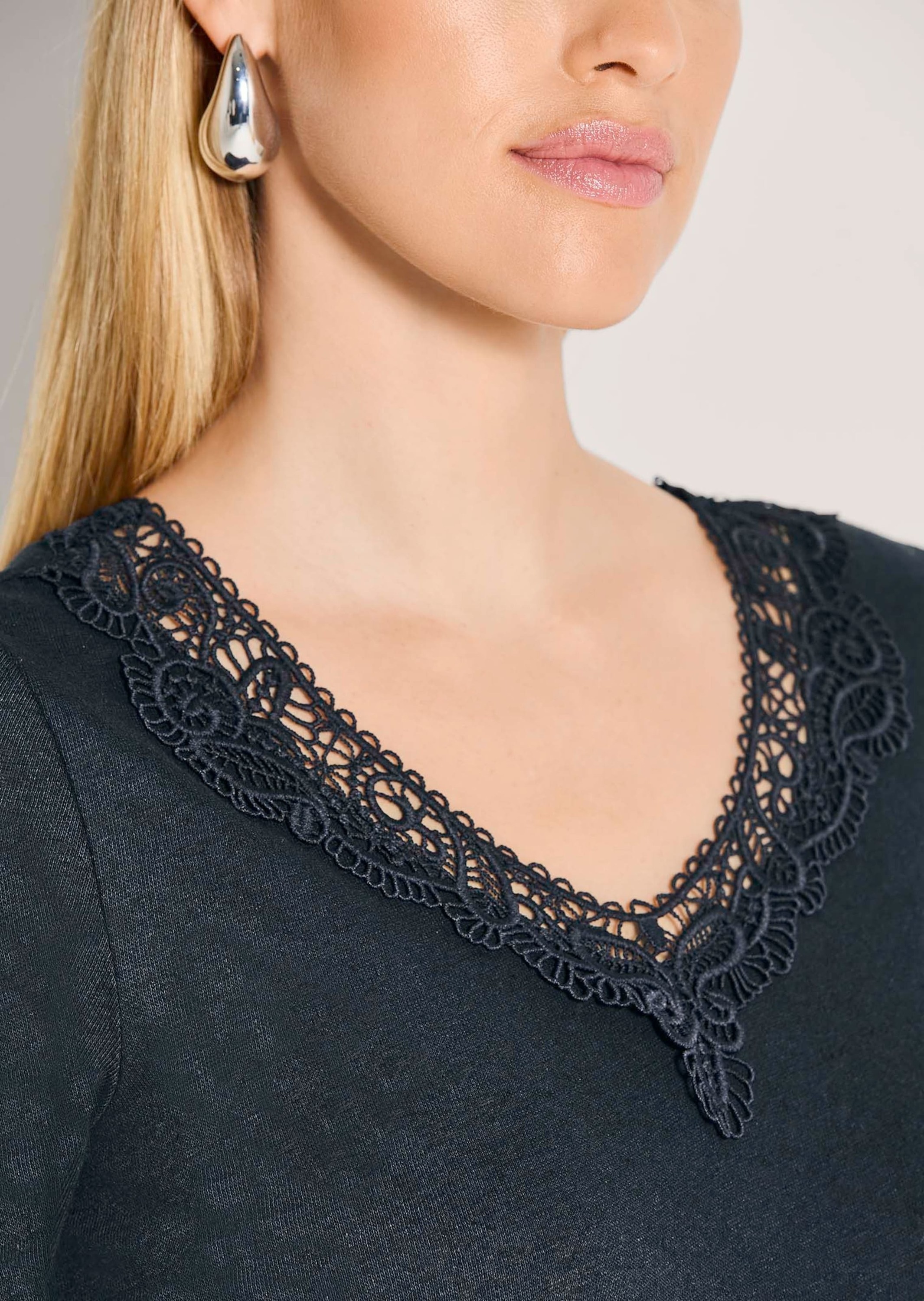 MADELEINE Kurzarmshirt »Shirt Kurzarm Leinen-Shirt mit Spitzenbesatz«