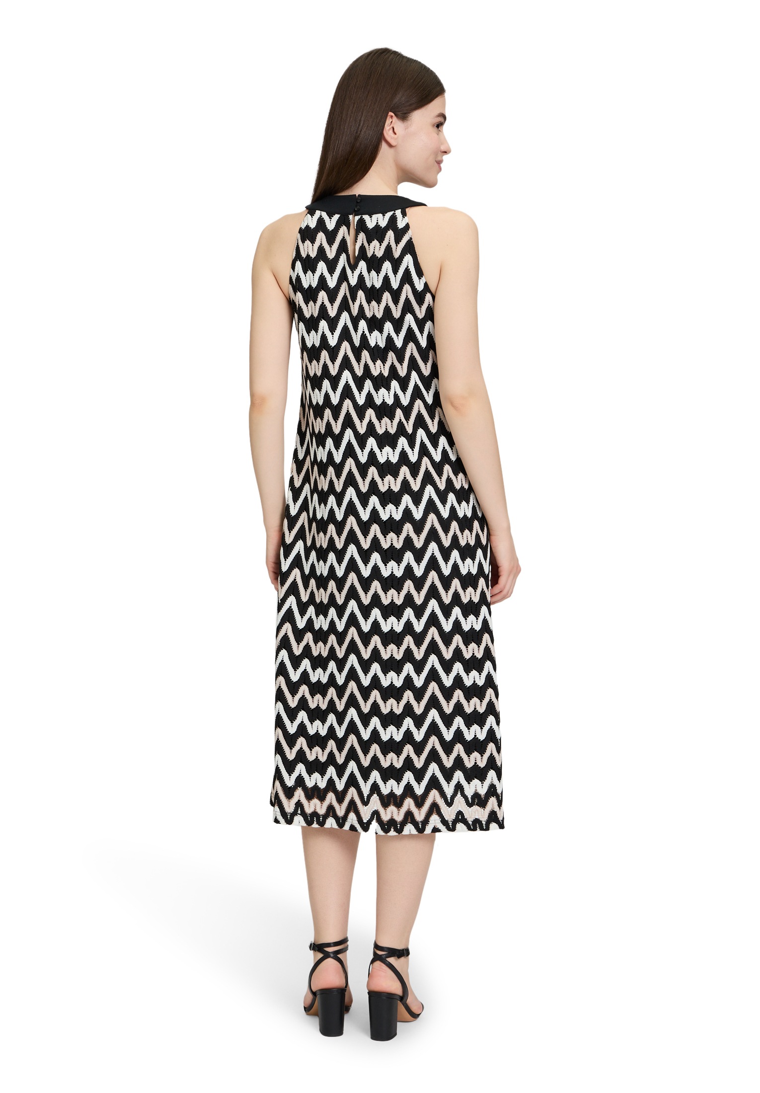 Betty&Co Neckholderkleid »Betty & Co Neckholder Kleid ohne Arm«, Nahtführung