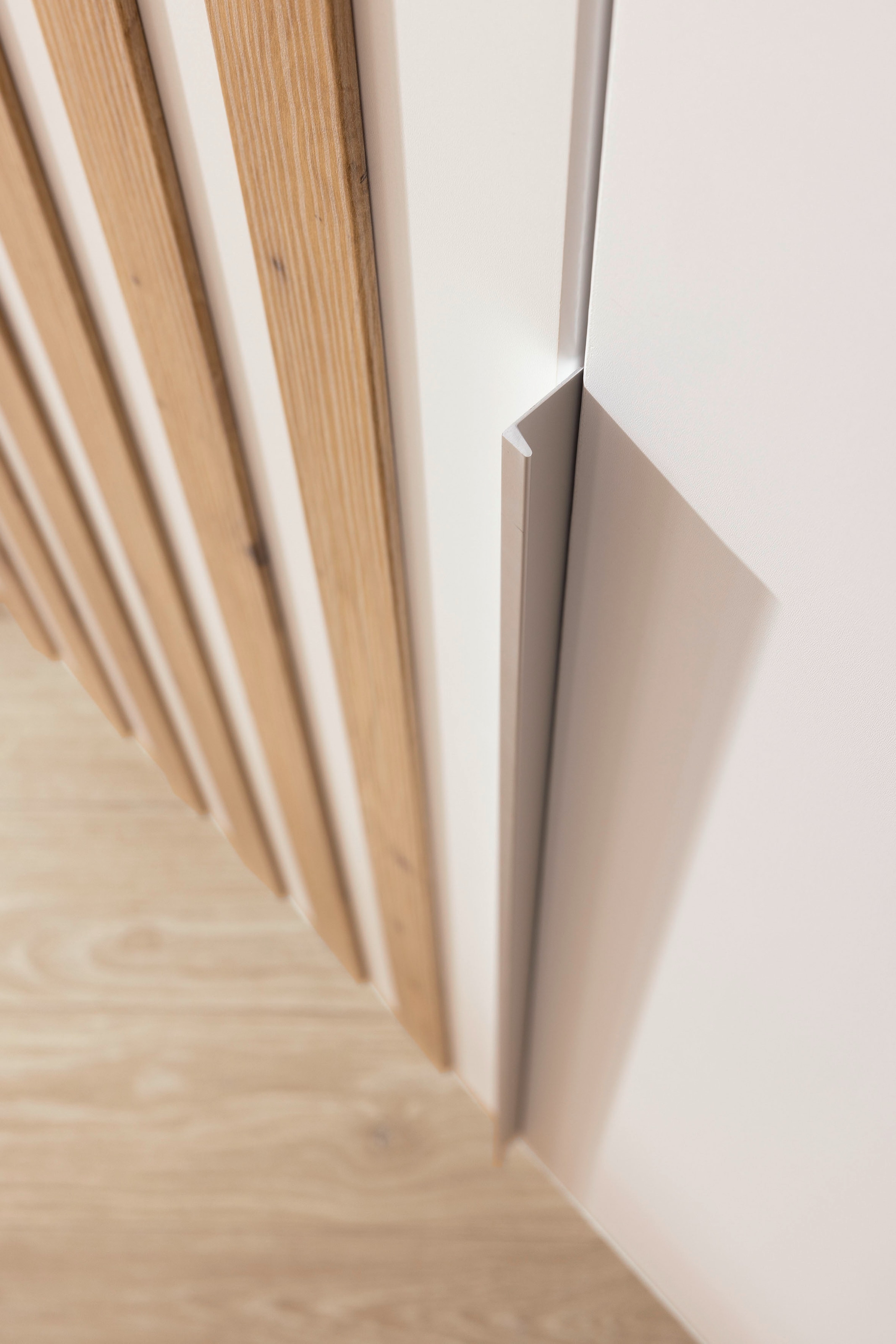 rauch Drehtürenschrank »Kleiderschrank Schrank Garderobe Wäscheschrank Schlafzimmer LAMELLA« Breiten 181/226/271 cm in 3 Ausstattungen BASIC/CLASSIC/PREMIUM,  elegante Lamellen-Auflage in 3D Akustikpaneel Optik MADE IN GERMANY