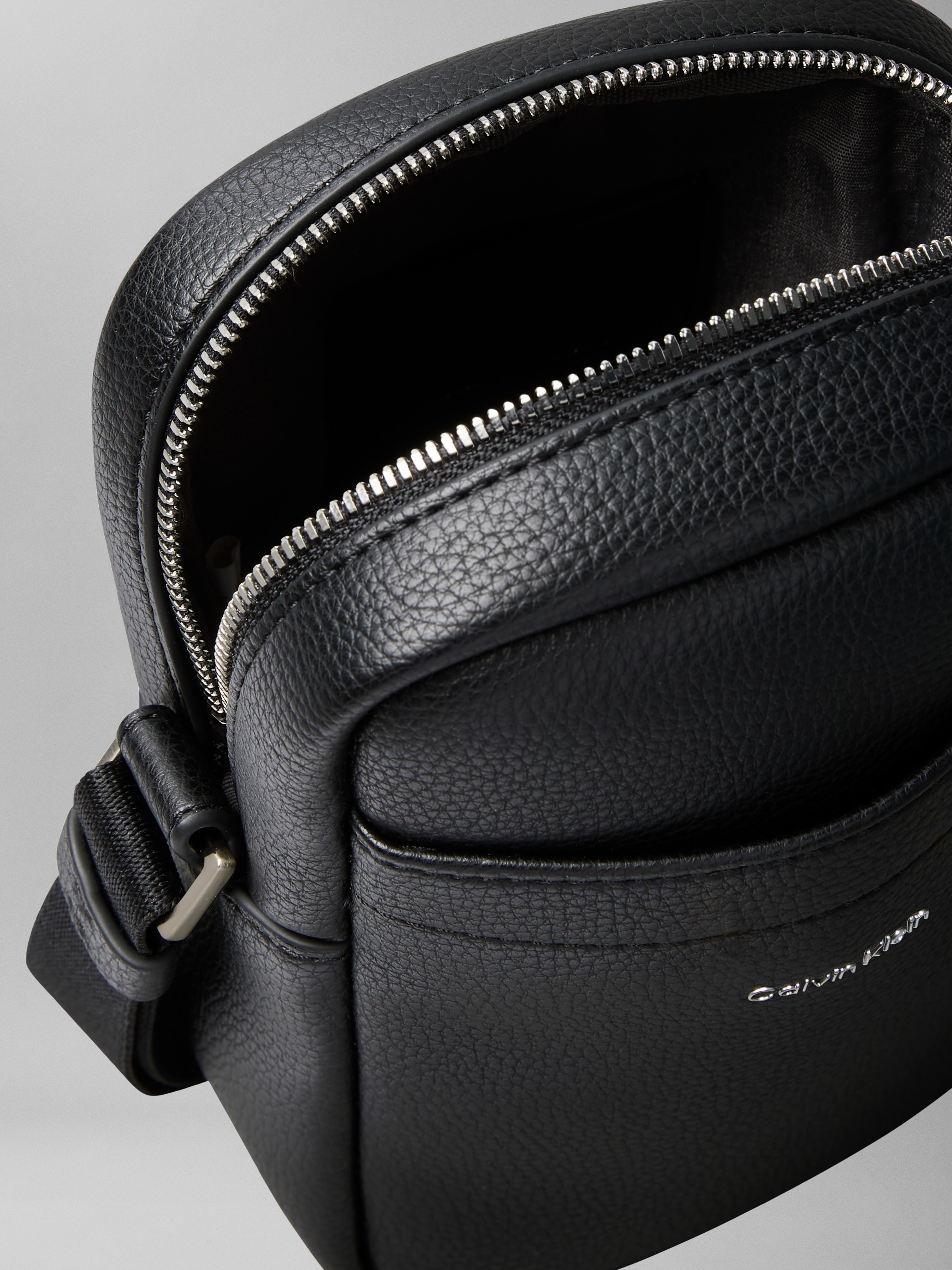 Calvin Klein Umhängetasche »RAISED SLIM REPORTER« Herren Schultertasche mit großem Steckfach vorne