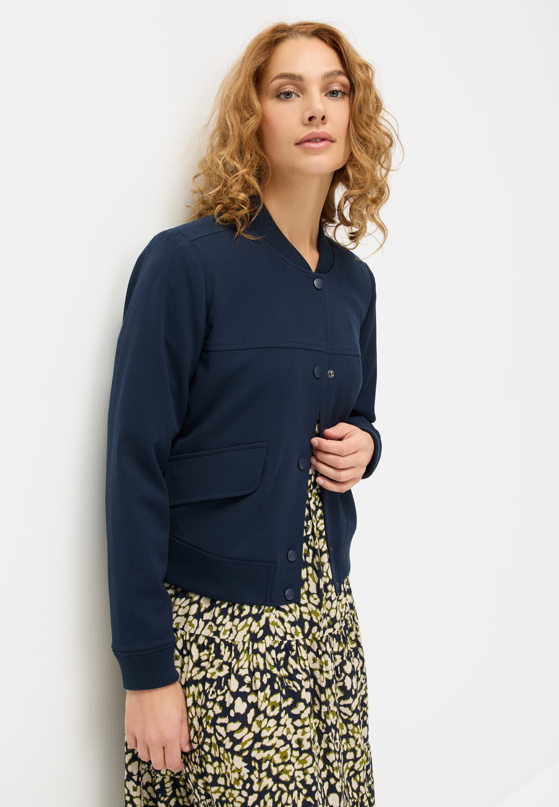 LASCANA Bomberjacke "mit Druckknöpfen und Rippstrickbündchen" leichte Kurzjacke, lässige Übergangsjacke, sportlich-chic
