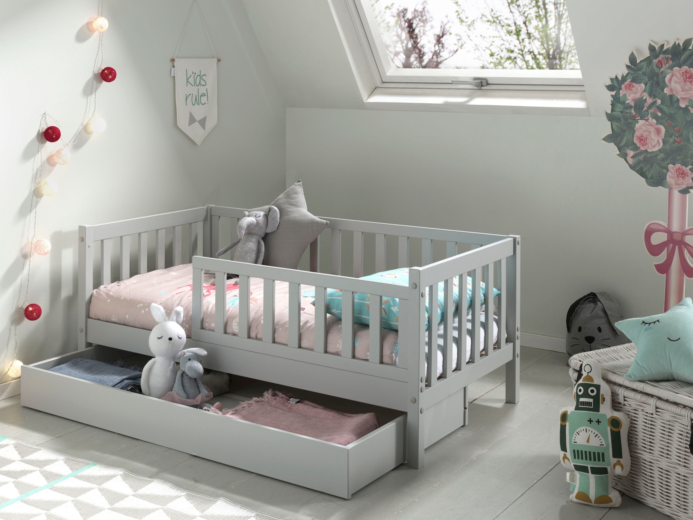 Vipack Kinderbett »Junior, Kiefer massiv lackiert, niedriger Einstieg rechts oder links«, (B/H/T ca. 148x60x76cm, wahlweise mit Schublade, in 2 Farben erhältlich), inklusive Rolllattenrost und umlaufendem Absturzschutz
