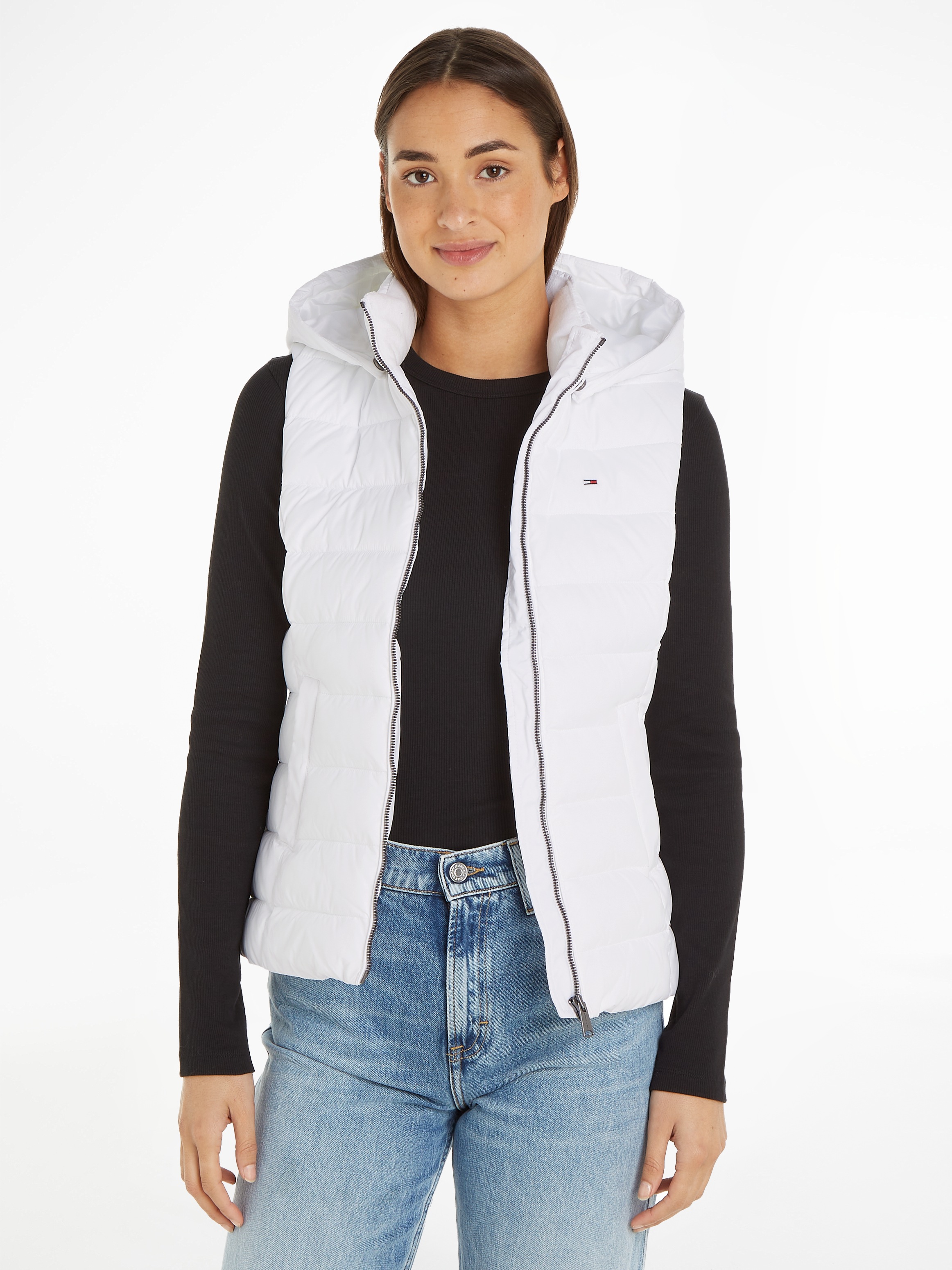 Tommy Jeans Steppweste »TJW BASIC online | Stickerei dezenter auf HOODED der mit Tommy bestellen VEST«, Jeans Brust BAUR