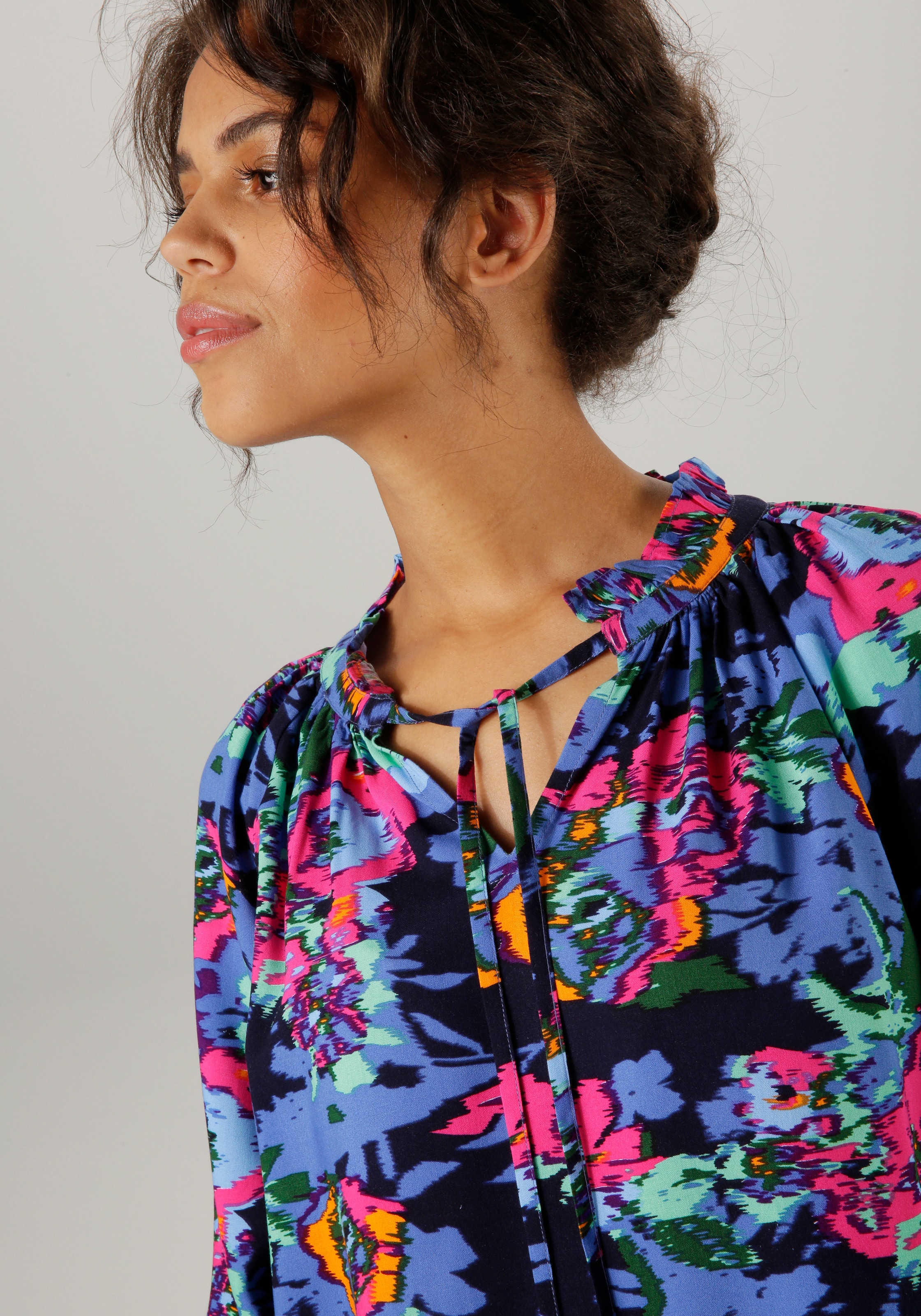 Aniston CASUAL Schlupfbluse, mit farbenfrohem, grafischen Blumendruck