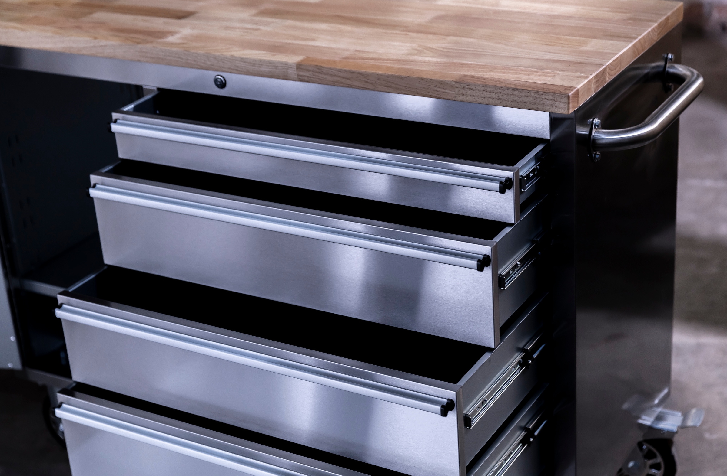 ONDIS24 Werkstattwagen »Werkzeugwagen aus Edelstahl mit 1 Tür 4 Schubladen« fahrbar, kugelgelagerten Schubladen, abschließbar, Massivholzplatte