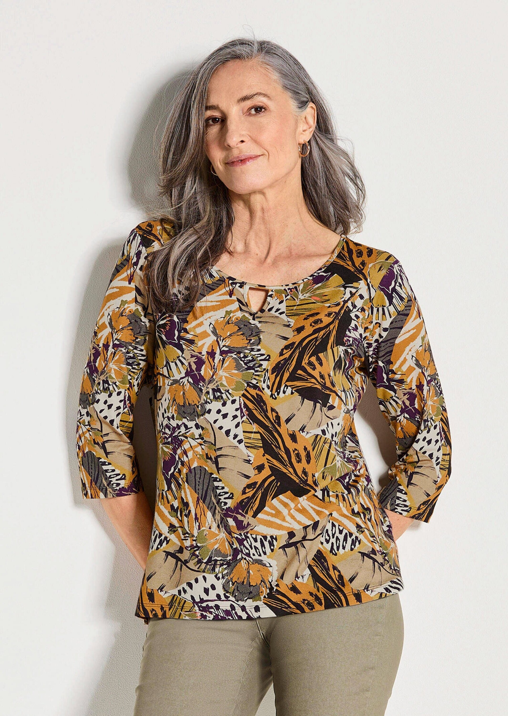 Print-Shirt GOLDNER "Viskosebluse mit Allover-Leo-Druck", Damen, Gr. 40, gelb (honig, gemustert), Obermaterial: 95% Viskose CV. 5% Elasthan EL., Modisch, Shirts, raffinierte Ausschnittlösung 3