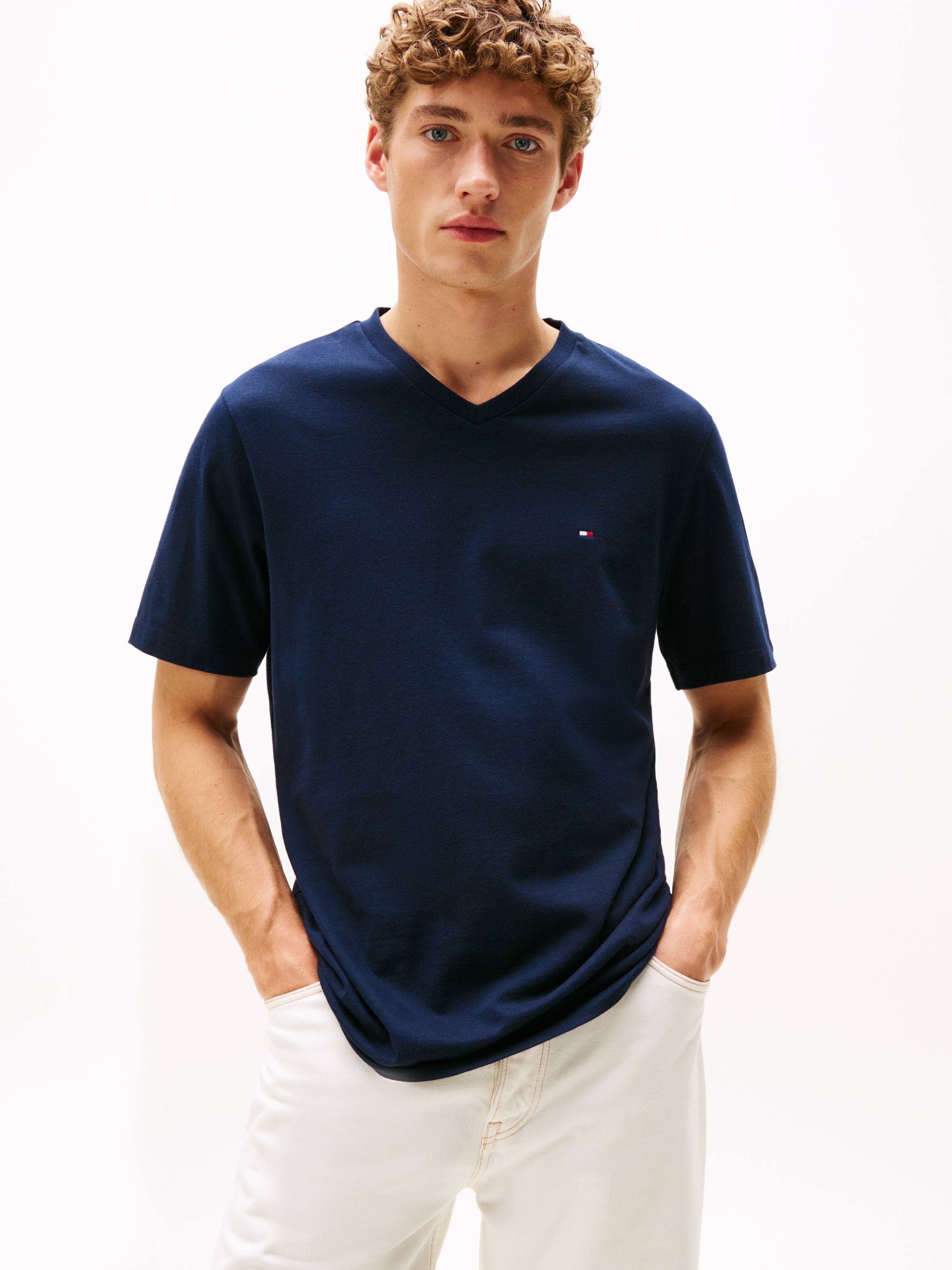 Tommy Hilfiger "ESSENTIAL V-NECK TEE mit V-Ausschnitt und Markenlabel" unif günstig online kaufen