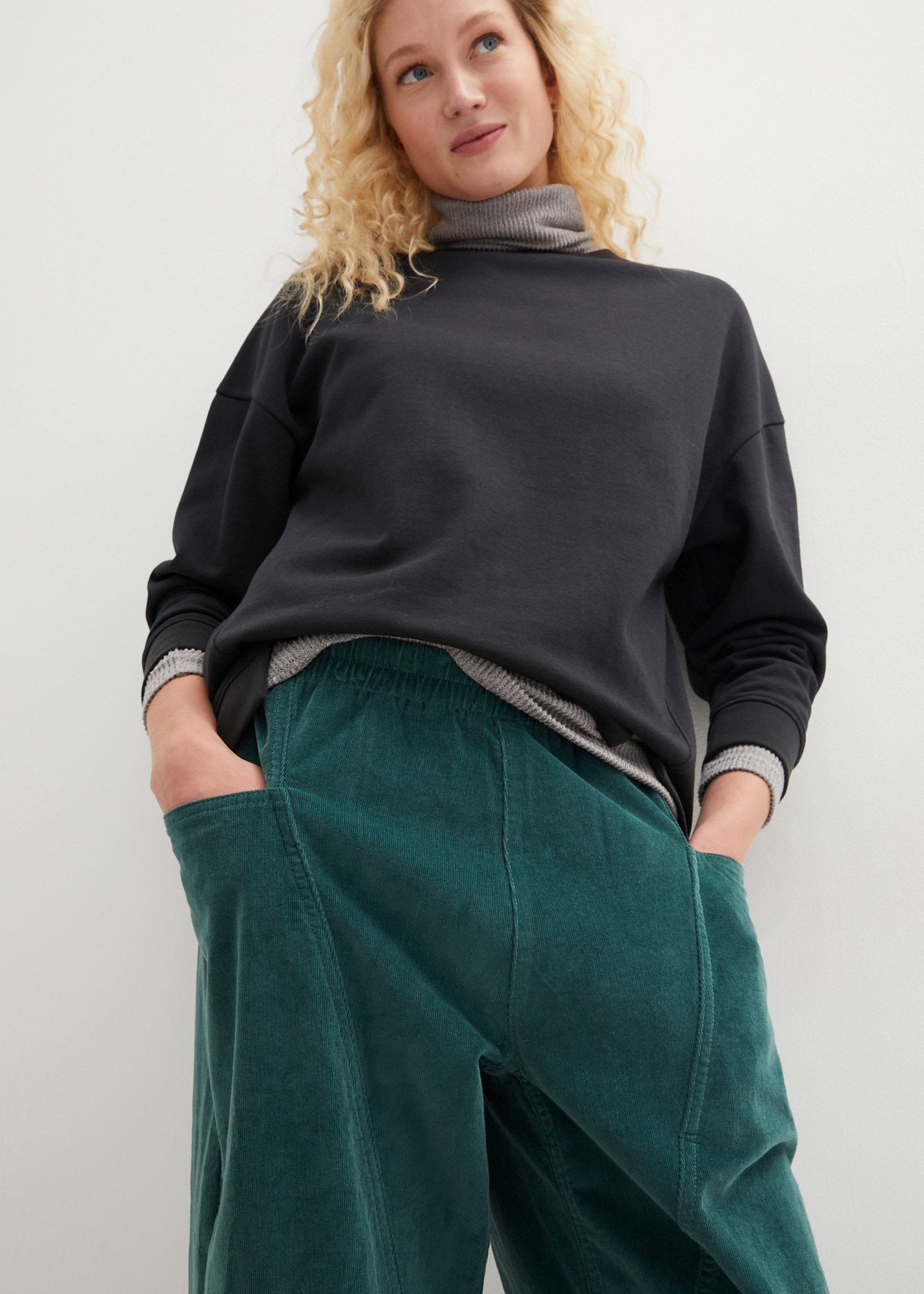 bonprix Cordhose  aus Baumwoll-Mix, mit großen Eingrifftaschen, lockere Passform