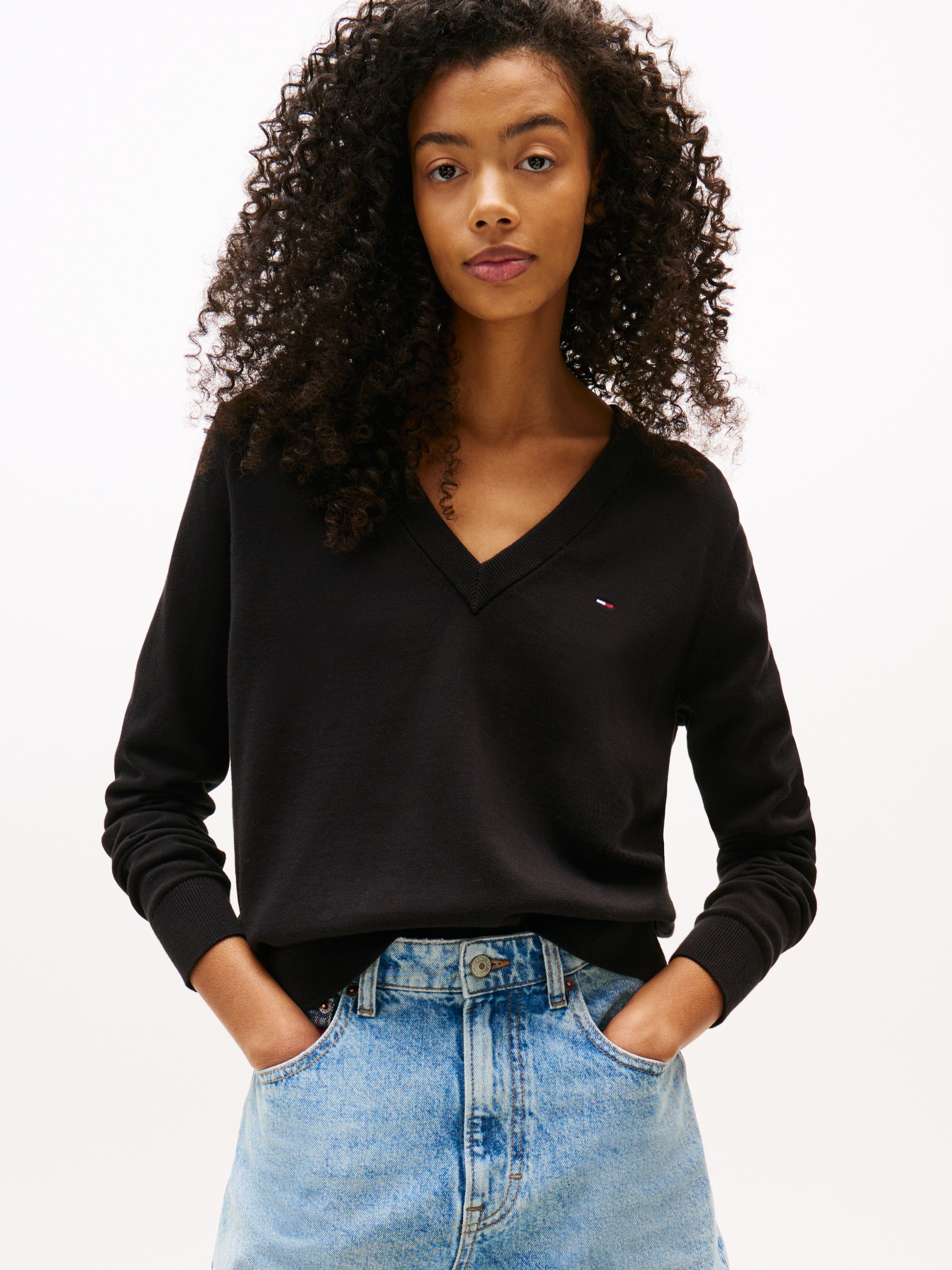 Tommy Jeans V-Ausschnitt-Pullover »TJW ESSENTIAL VNECK SWEATER EXT«, mit Logostickerei