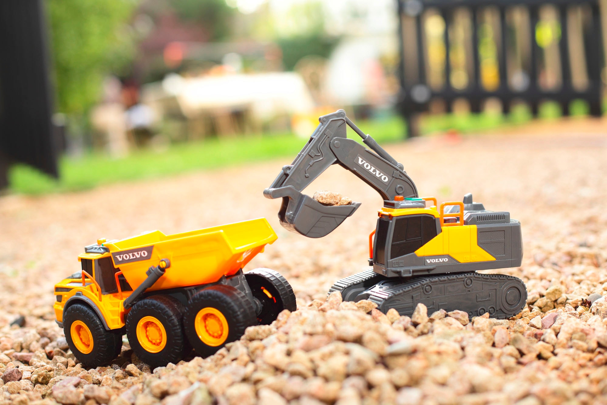 Dickie Toys Spielzeug-Bagger »Volvo Tracked Excavator«, mit Licht und Sound