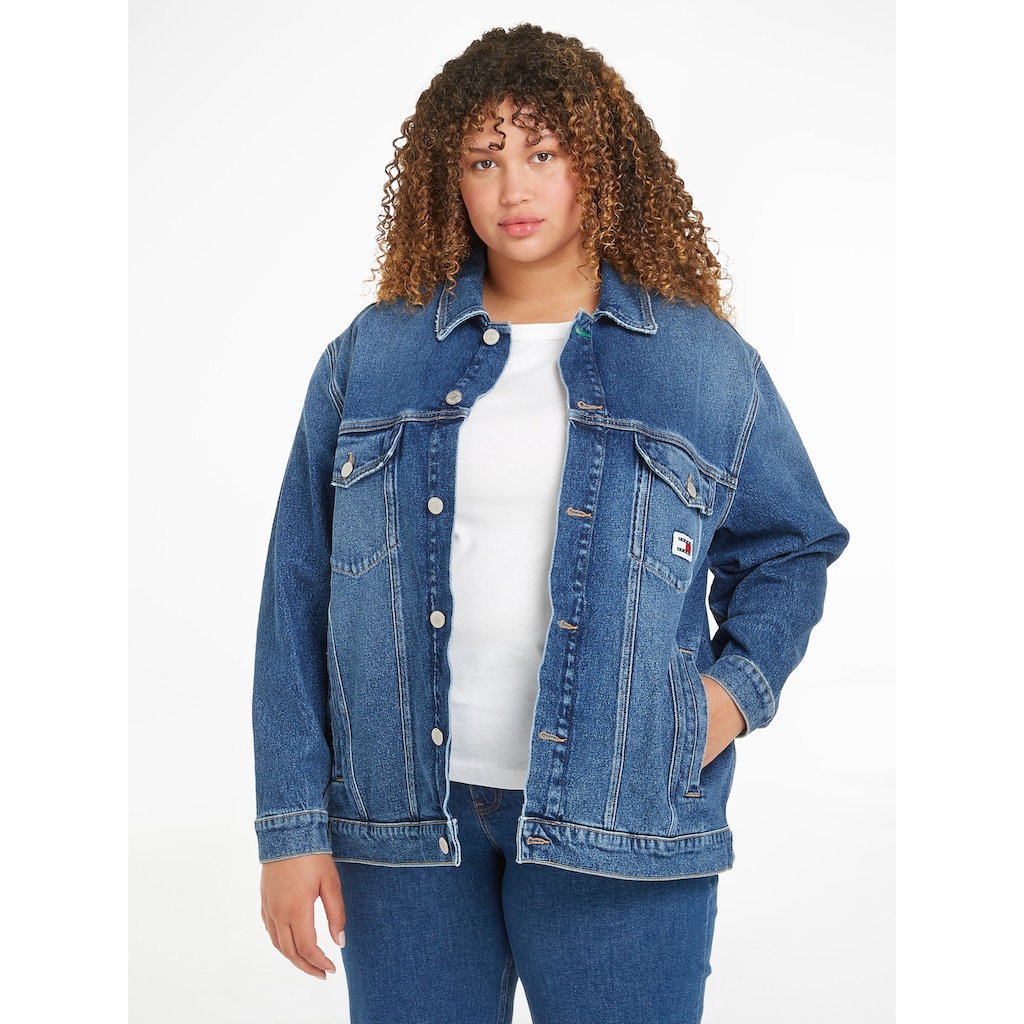 Tommy Jeans Curve Jeansjacke »CRV OVR TRUCKER JACKET AH6158«, mit Logoprägung