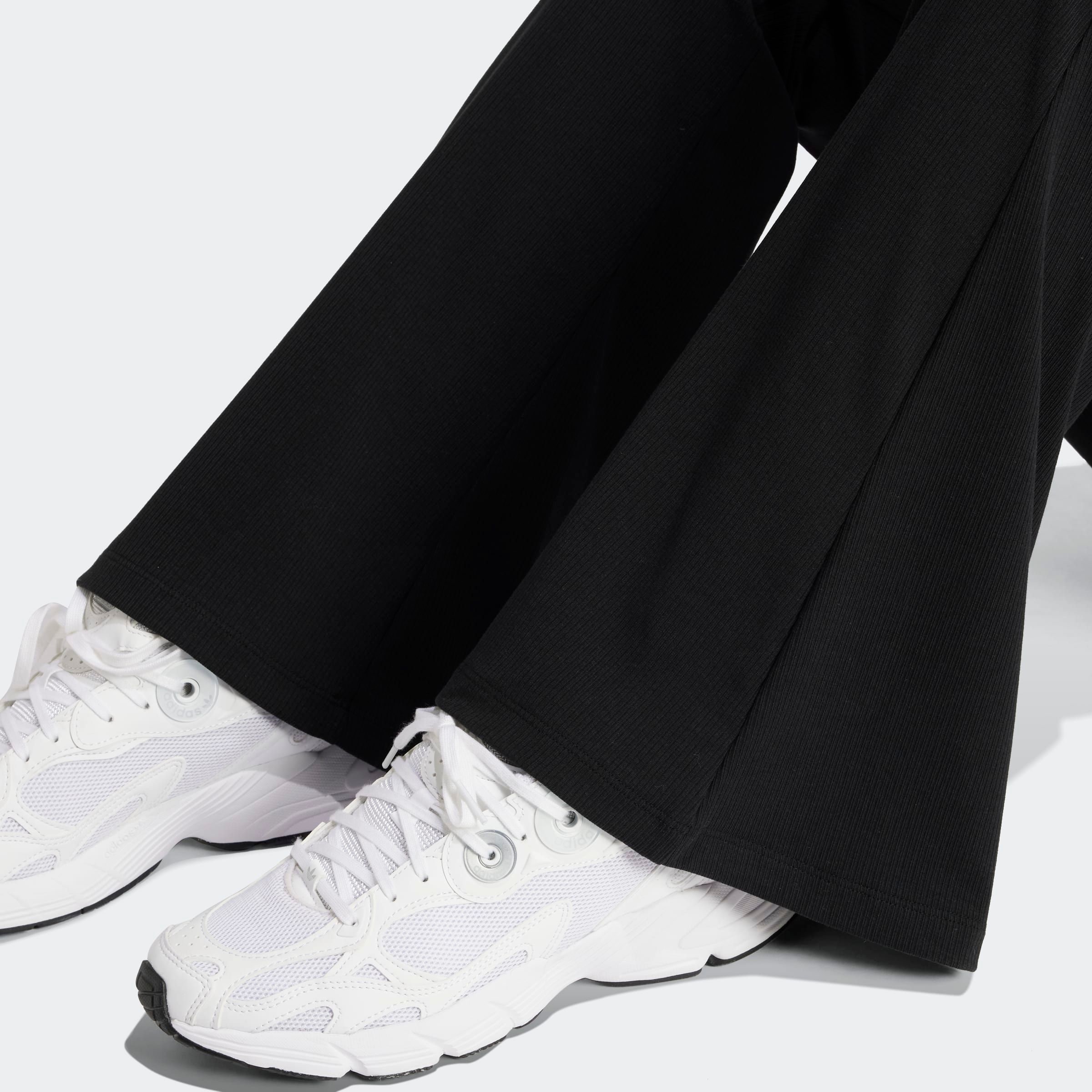 adidas Originals Leggings »ESS FL LEGGINGS«, (1 tlg.), stylishe Leggings mit ausgestelltem Beim und Ripp Optik