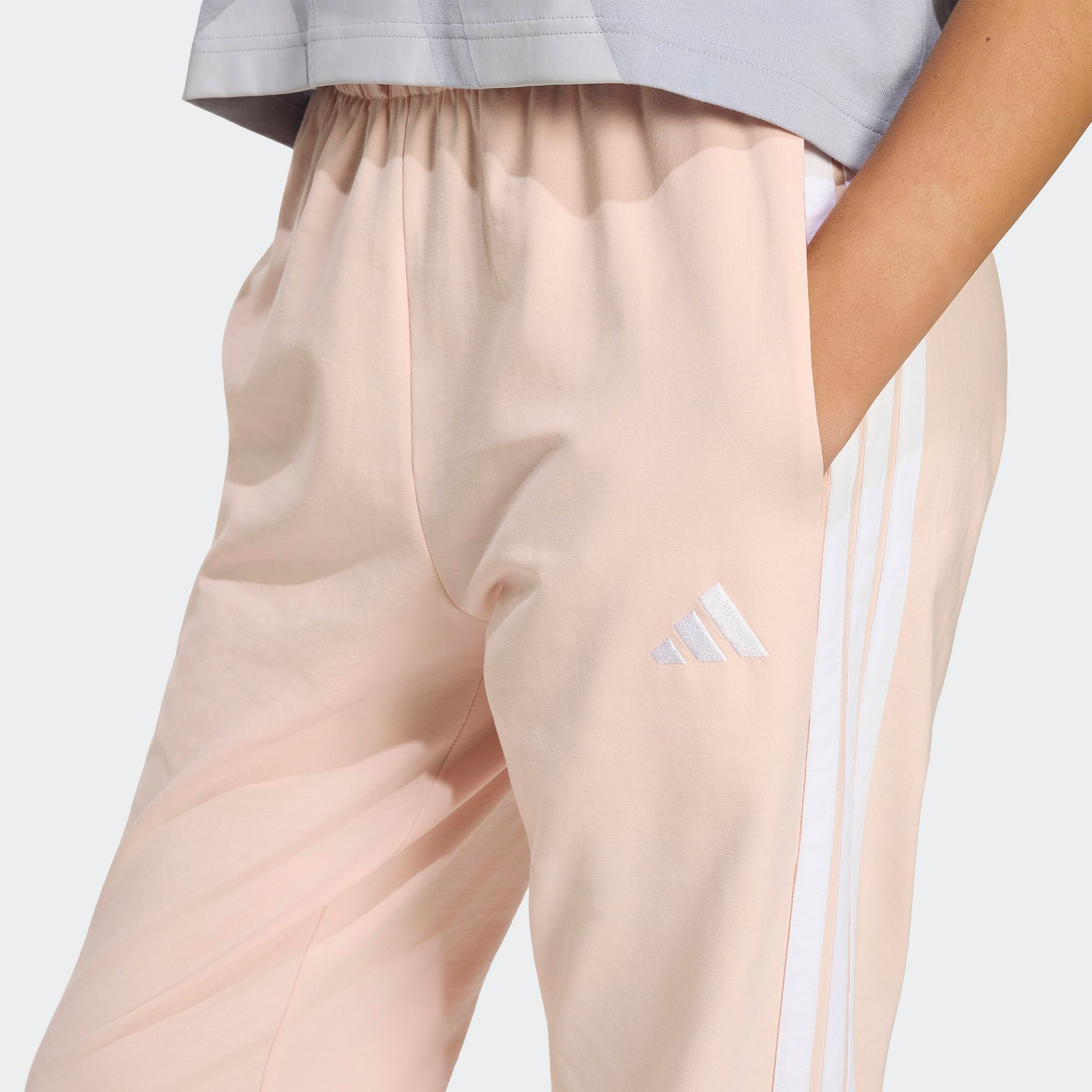 adidas Sportswear Sporthose »W 3S SJ JOGGER«  Lässig geschnitten, hoher Bund, schmal zulaufende Beinform