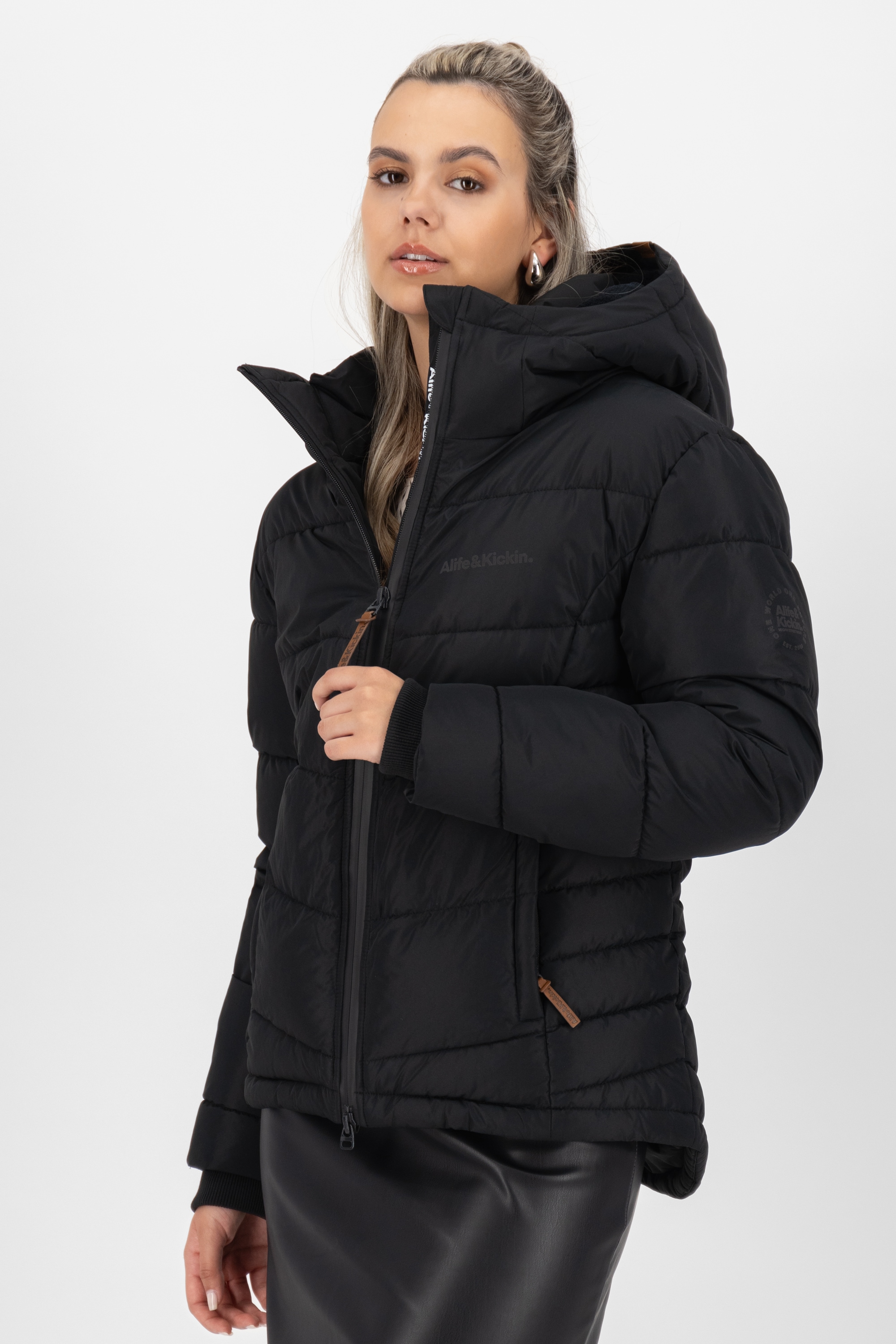 Alife & Kickin Winterjacke »Damen JuanaAK«, mit Kapuze, Kurze warme Jacke mit gefütterter Kapuze, in schmaler Passform