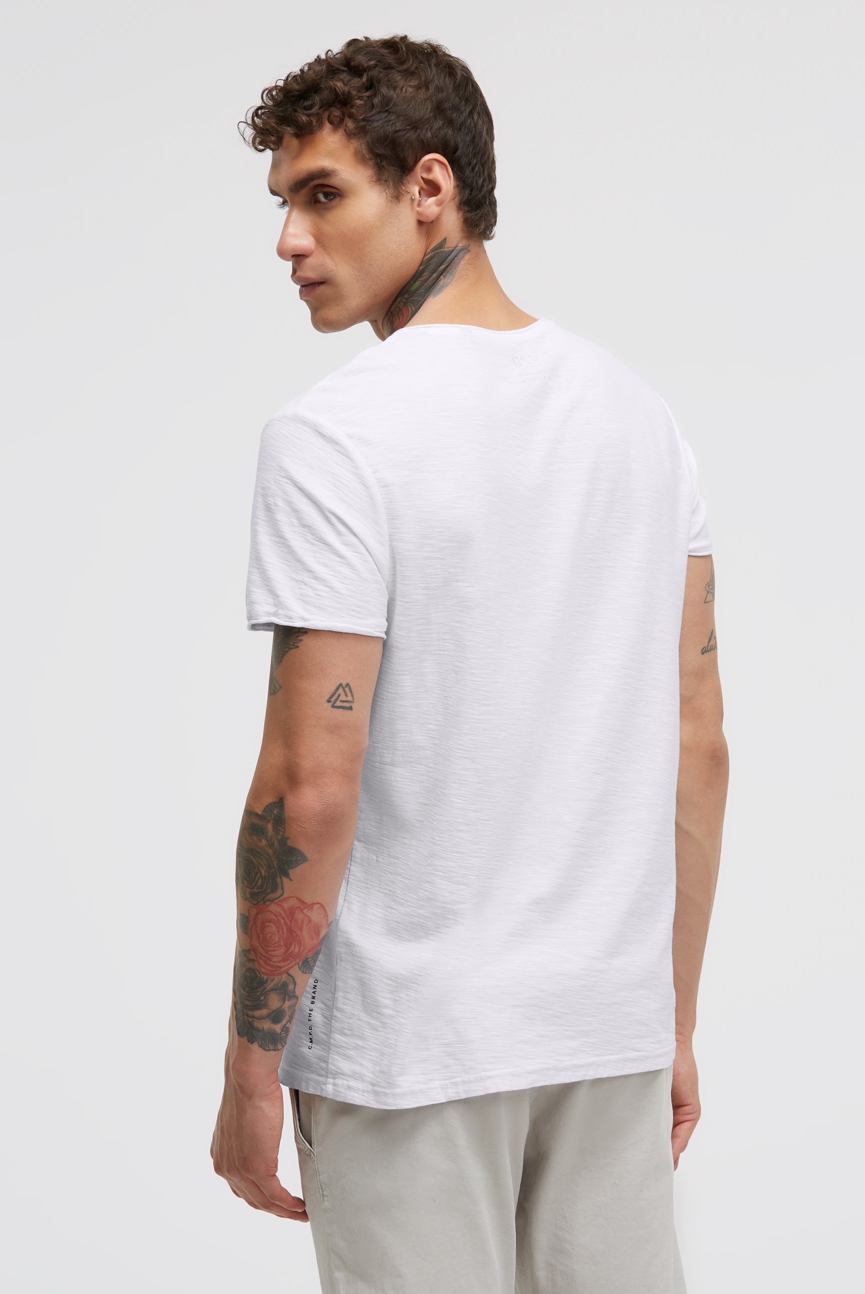 CMPD V-Shirt mit offener Kante am Ausschnitt