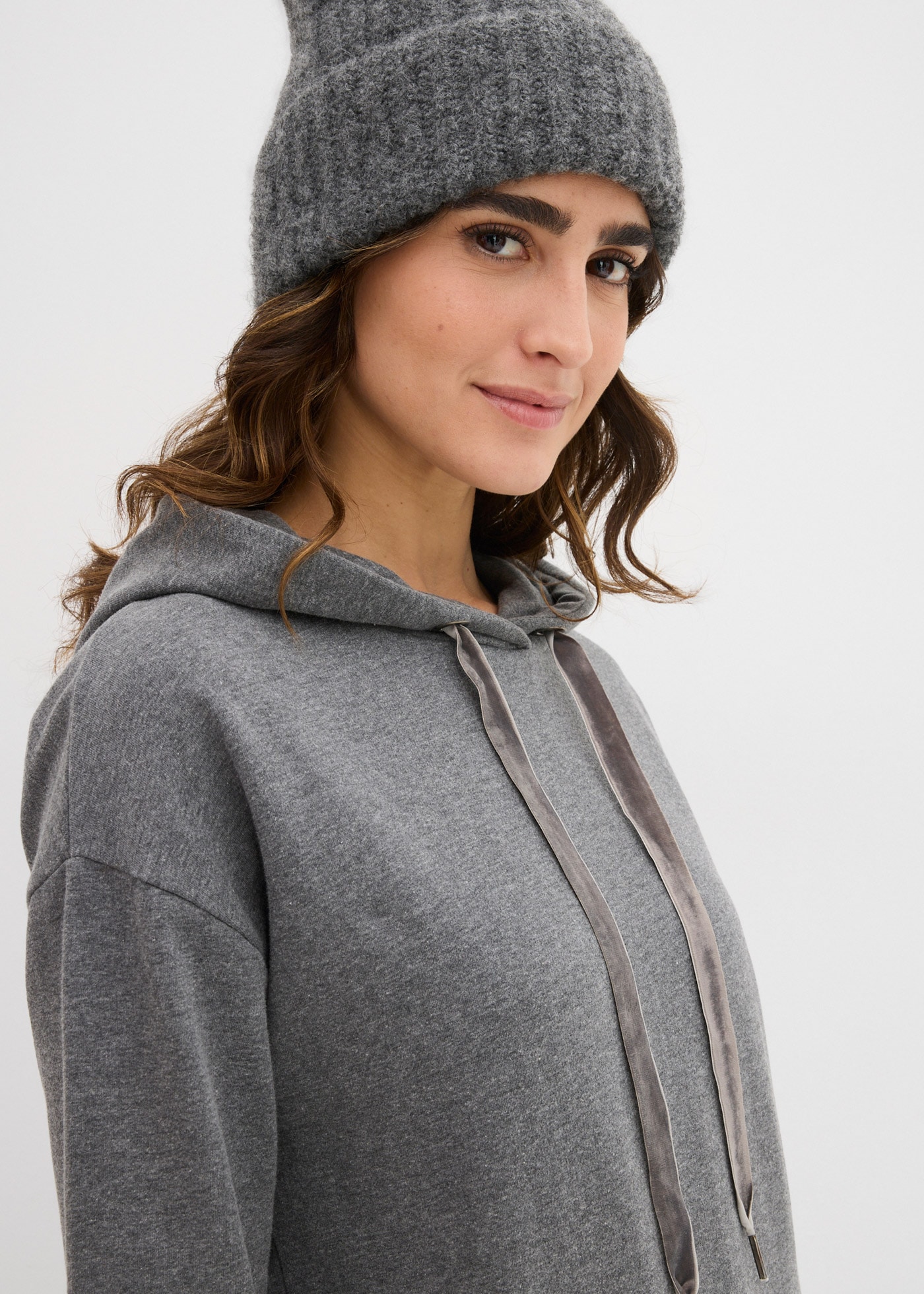 bonprix Sweatkleid »Sweatkleid mit Baumwolle« Kängurutasche mit Kapuze, aus Baumwolle und Viskose, lockere Passform