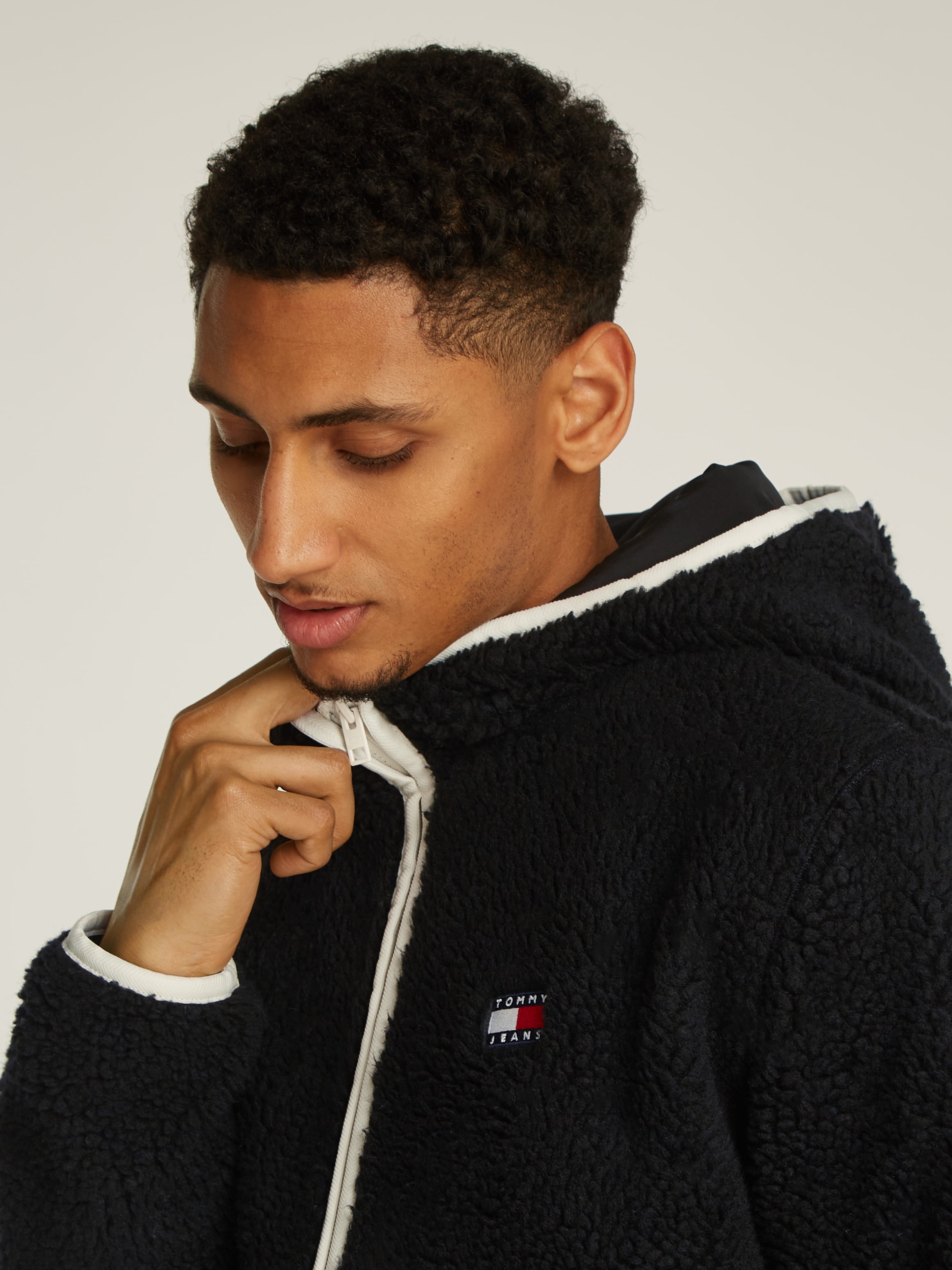 Tommy Jeans Sweatjacke »TJM REG BADGE TEDDY ZIP TRU EXT«, mit Logopatch