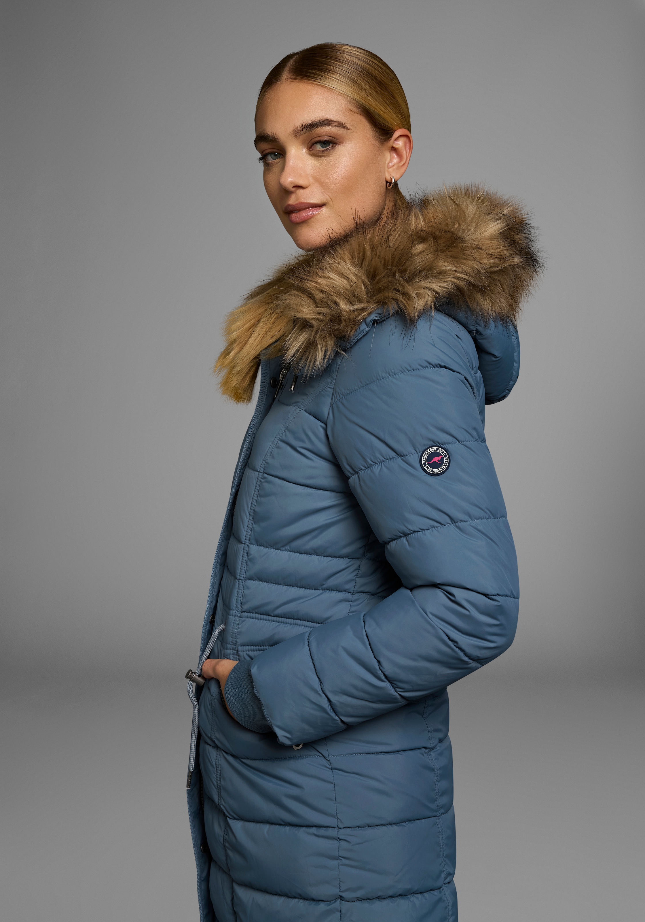 KangaROOS Steppjacke, mit Kapuze, figurbetonter Schnitt, mit Reißverschlusstaschen