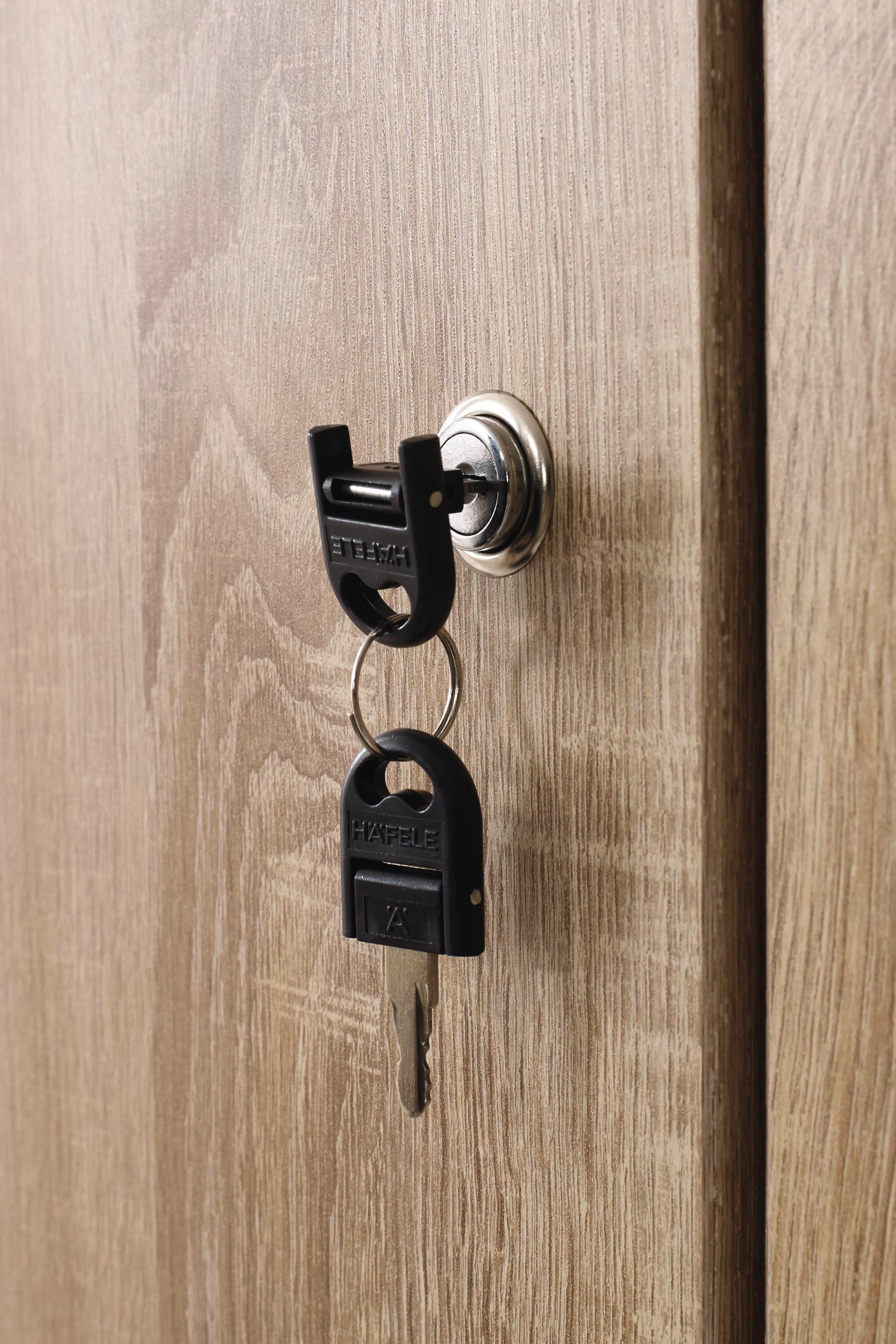 rauch Kleiderschrank »Schrank Garderobe Garderobenschrank Putzschrank Wäscheschrank BERGHEIM« Breite/Höhe/Tiefe: 91/197/54 cm,  viel Stauraum, abschließbar mit gesamt 4 Schlüsseln, MADE IN GERMANY