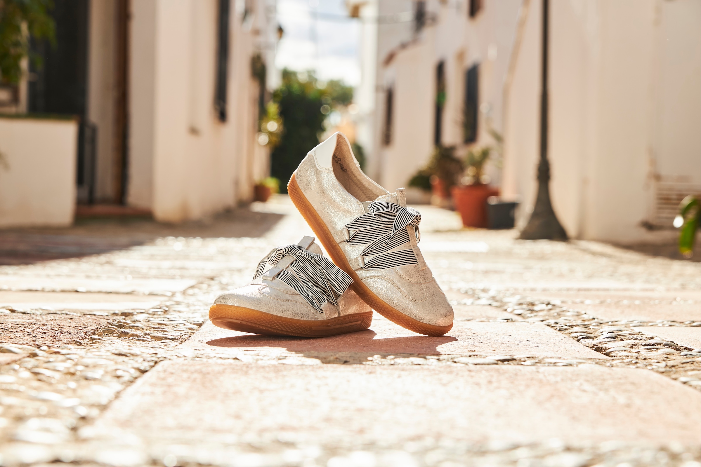 Rieker Slip-On Sneaker, Slipper, Halbschuh, Freizeitsneaker mit modischem Schnürelement