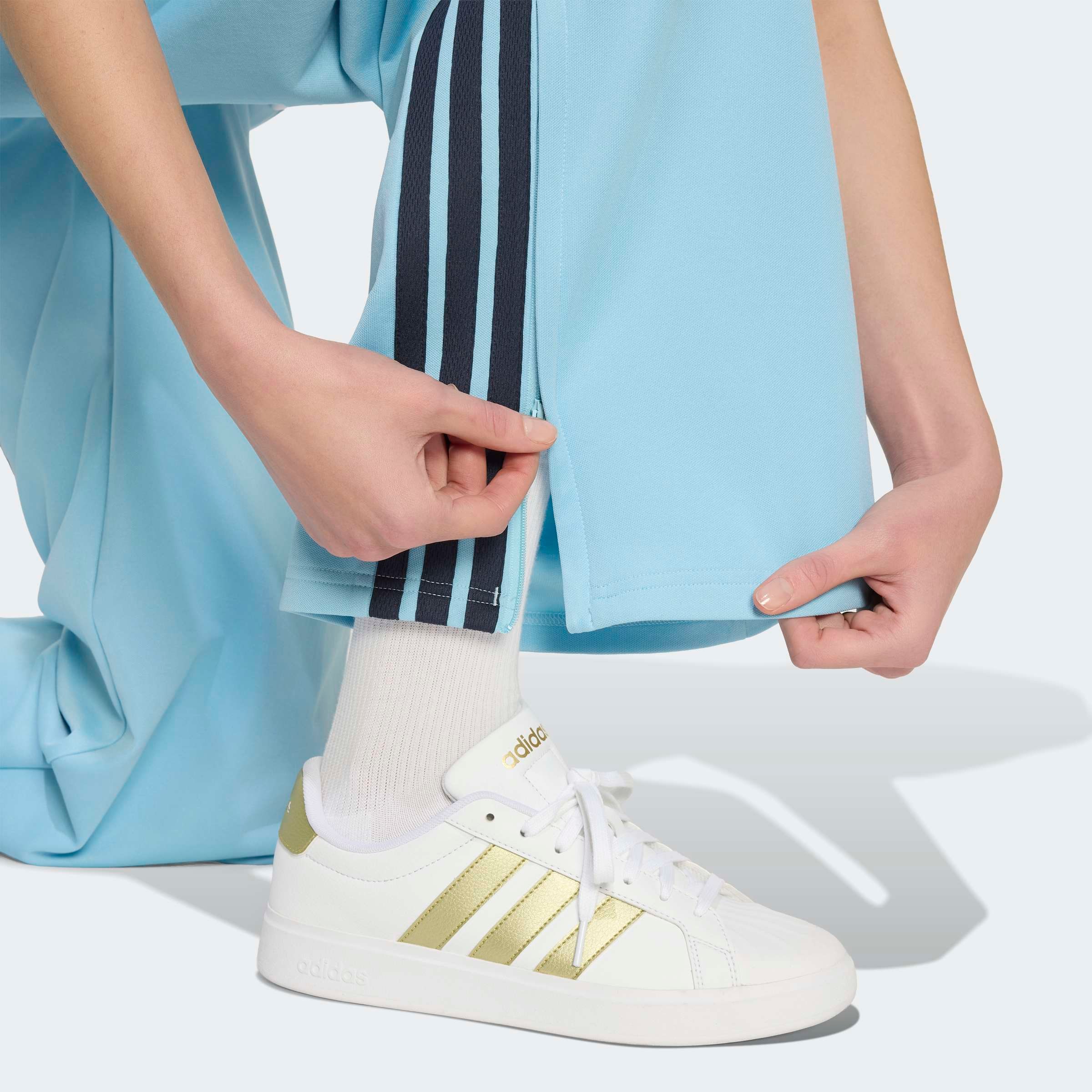 adidas Sportswear Sporthose »HOUSE OF TIRO, WEITES BEIN«  sportlicher Stil, für Training und Freizeit, mit Kordelverschluss