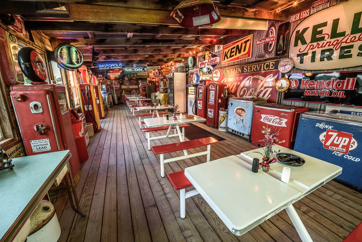Papermoon Fototapete »BOBS BENZIN GASSE-ROUTE 66 VINTAGE RETRO TANKSTELLE XXL«