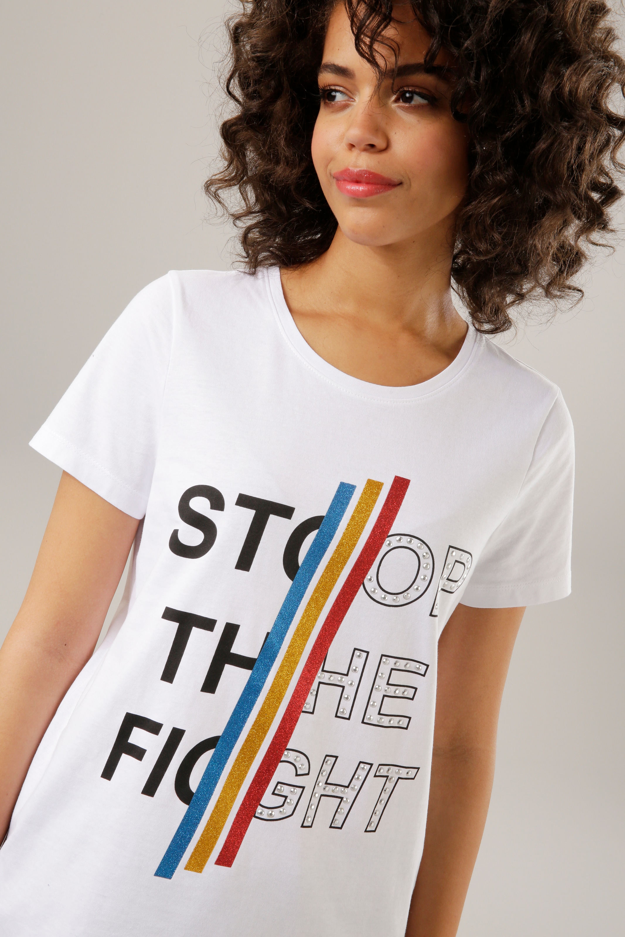 Aniston CASUAL - Print-Shirt, BAUR Nieten für und KOLLEKTION bestellen NEUE | Schriftzug Glitzerstreifen, bunten mit