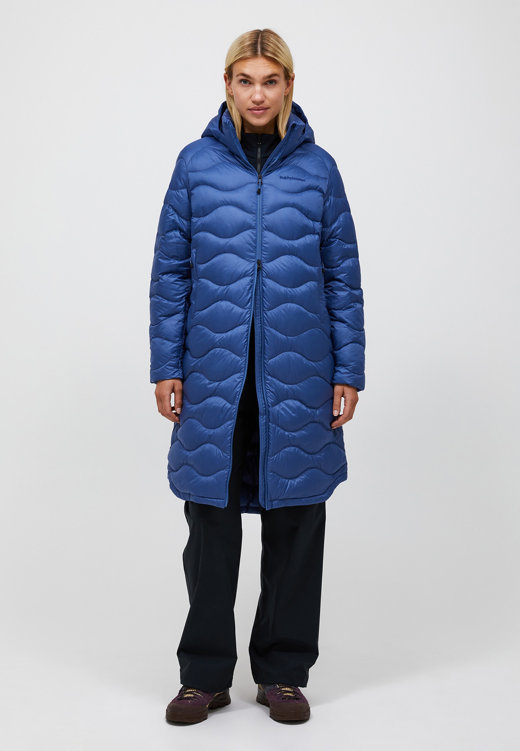Peak Performance Daunenmantel "W Helium Down Coat" mit sportivem Design