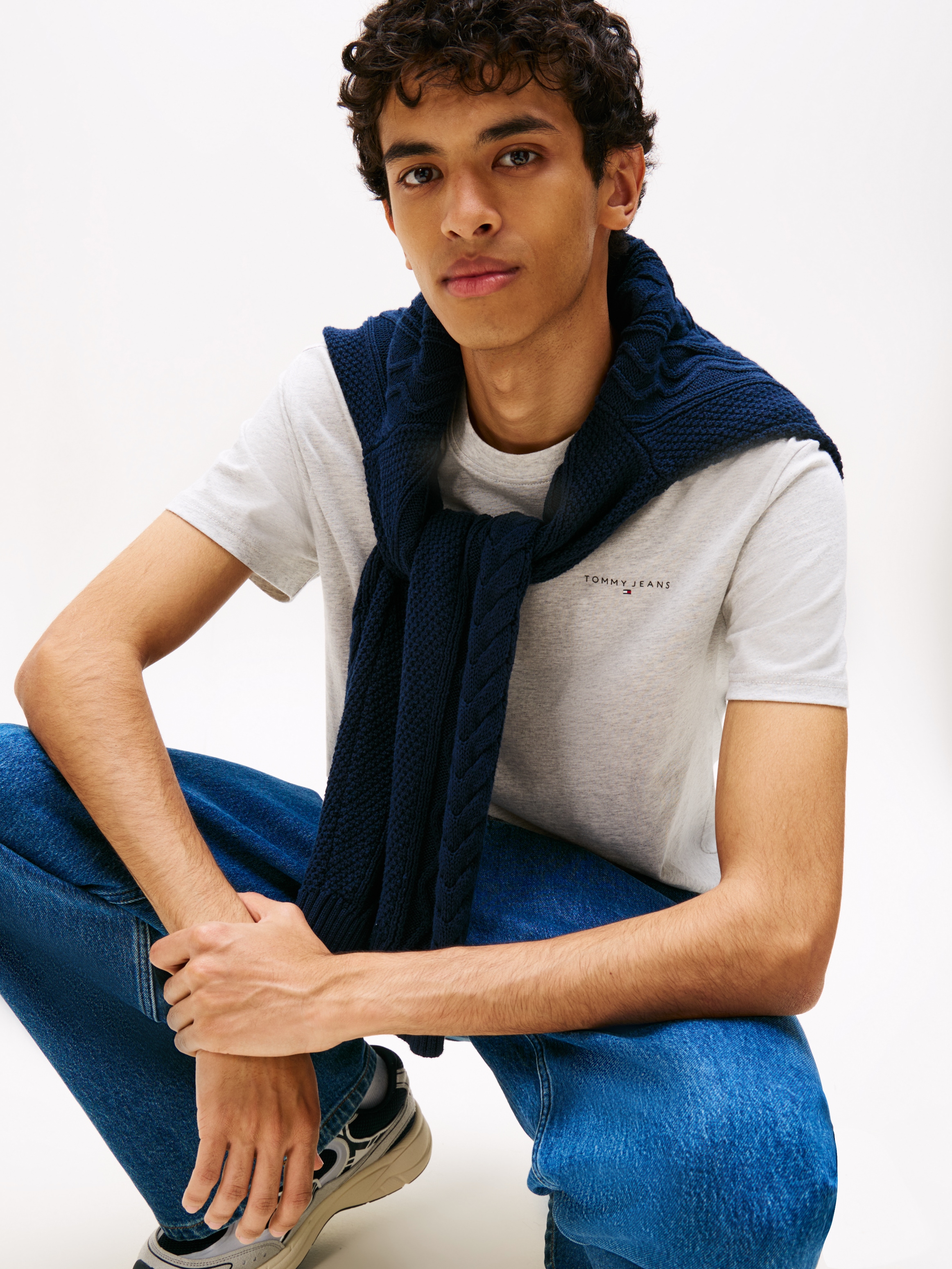 Tommy Jeans T-Shirt »TJM SLIM LINEAR CHEST TEE EXT«, Mit Rundhalsausschnitt
