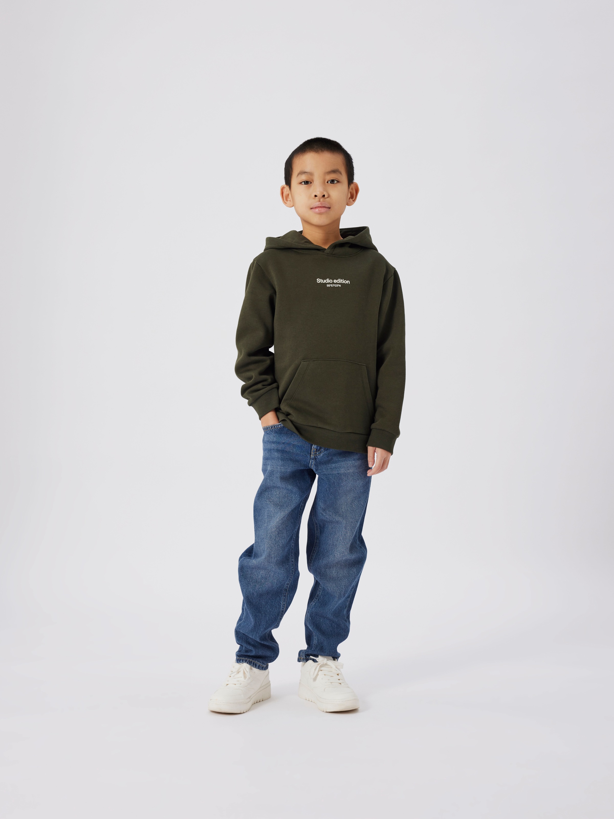 Name It Kapuzensweatshirt »NKMBRODY LS NREG SWEAT WH BRU NOOS«, mit kleinem Logoprint