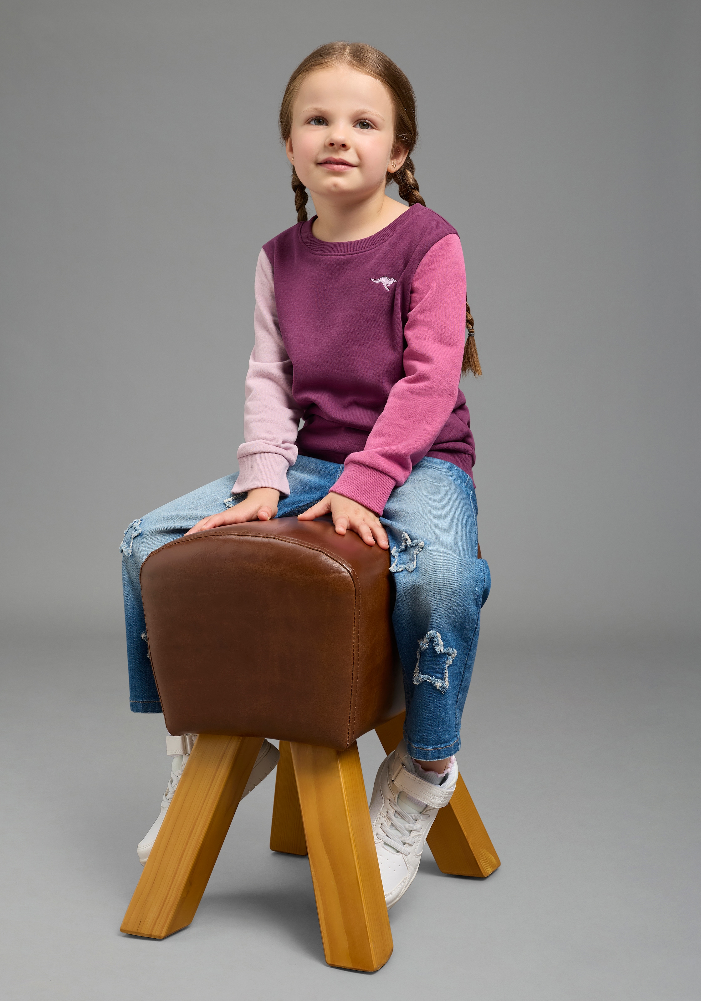 KangaROOS Sweatshirt »Sweatshirt mit kontrastfarbigen Ärmeln und KangaROOS Stickerei«, Sweatshirt in Colorblocking-Design, Mama&Me Style
