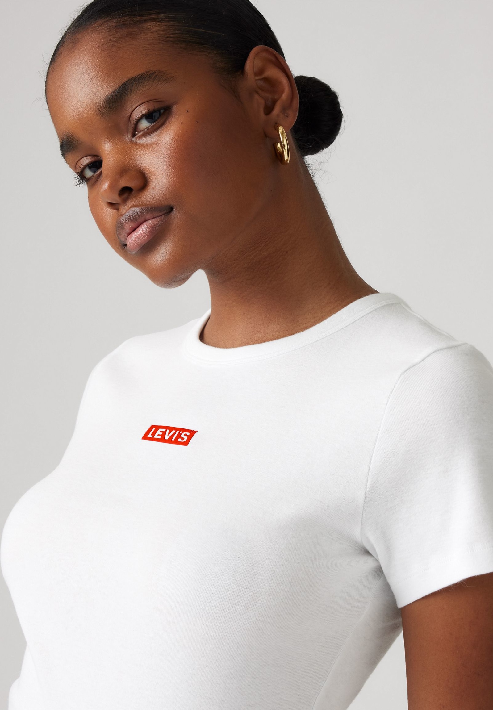 Levi's® T-Shirt »LSE GRAPHIC RICKIE«, Kontrastfarbene LEVI`S®- Applikation