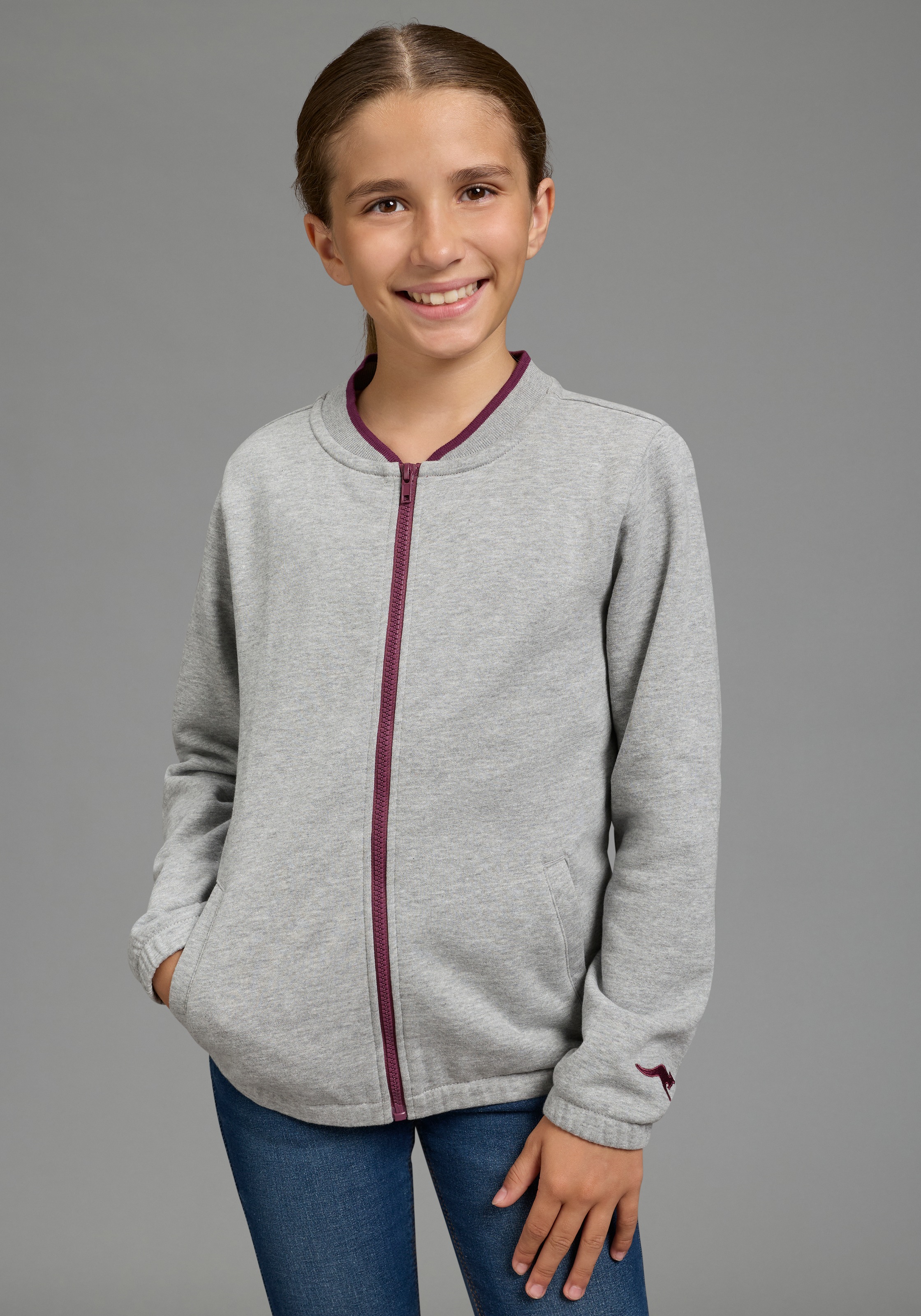KangaROOS Sweatjacke "Modische KangaROOS Sweatjacke mit kontrastfarbigen Ringel im Bündchen" Modische Sweatjacke, hüftlange Schnittform, mit Reißverschluss