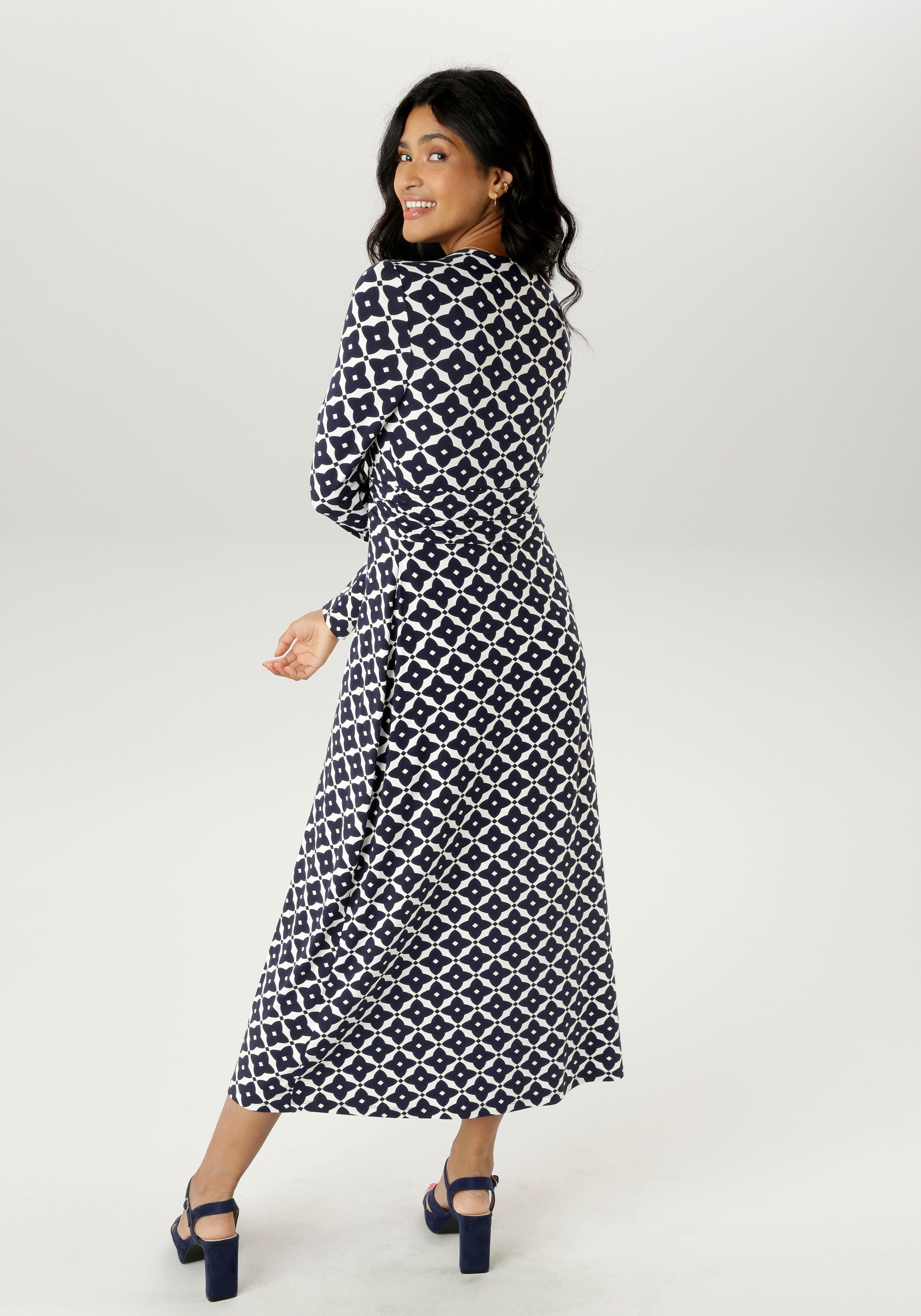 Thumbnail - Aniston SELECTED Midikleid, mit eleganten, grafischen Druckverlauf