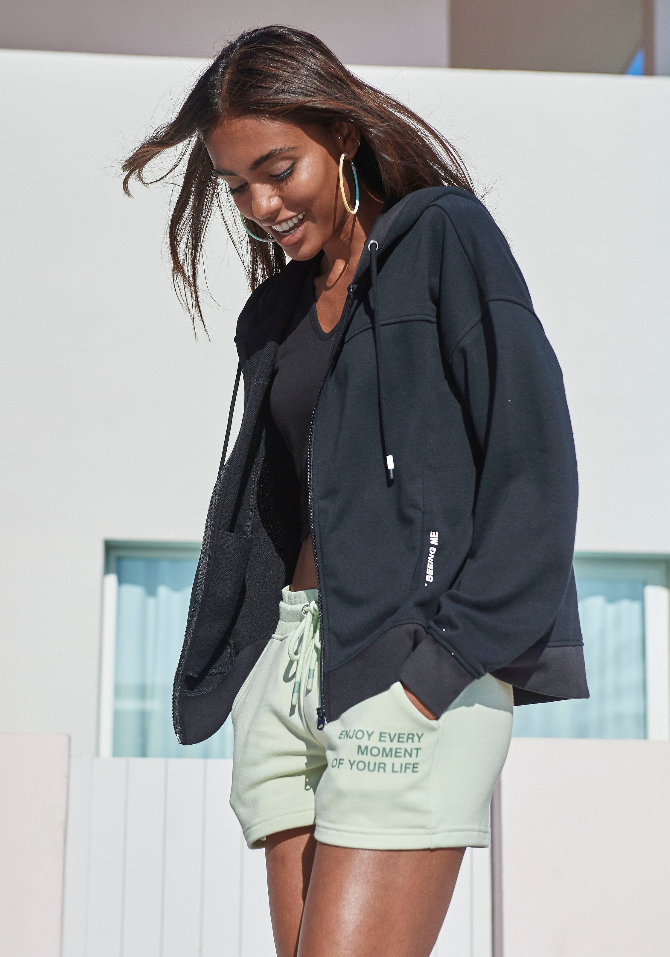 Thumbnail - Buffalo Kapuzensweatjacke mit Statement Druck, Loungewear