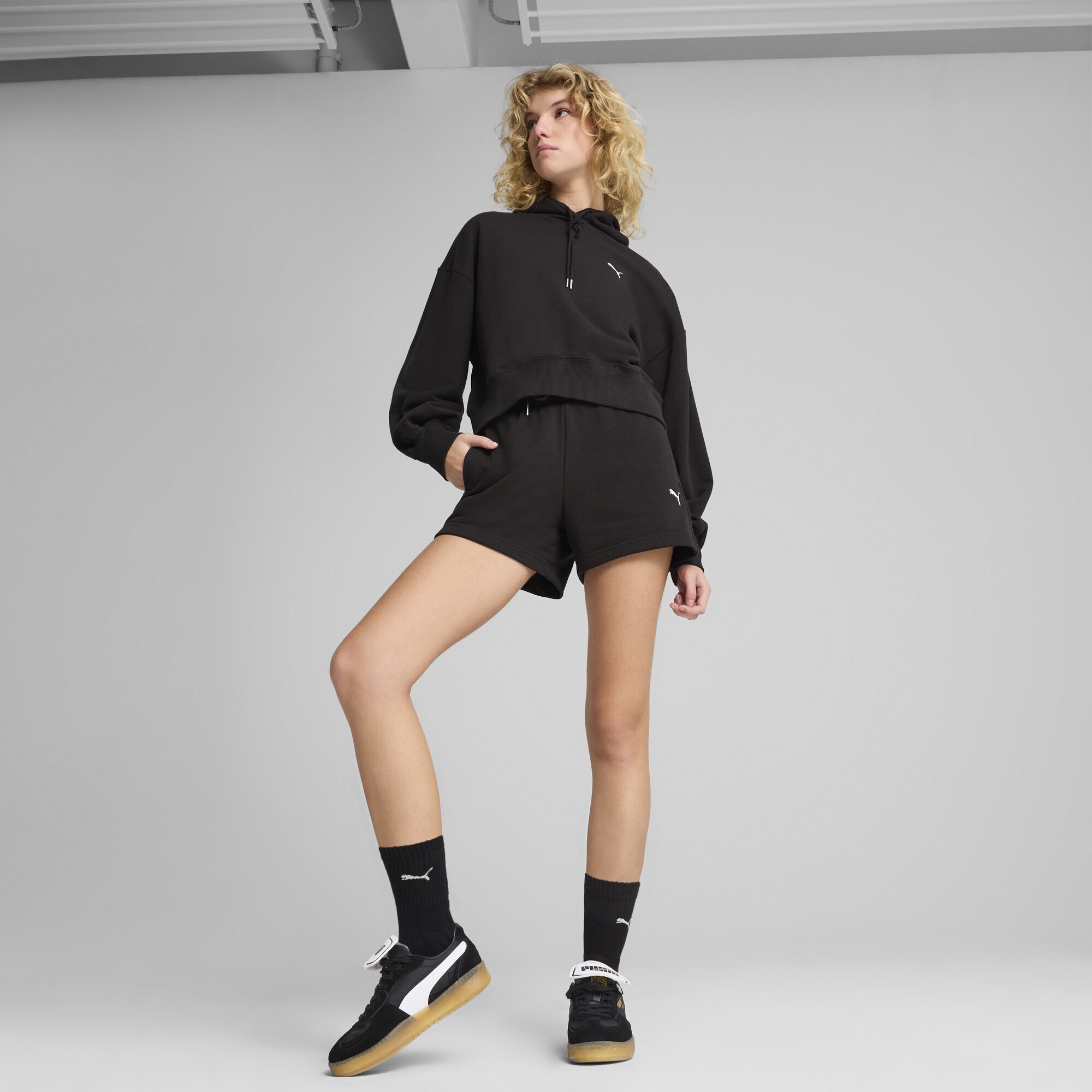 PUMA Hoodie »WARDROBE ESS Kurzer Relaxed Fit Hoodie Damen«