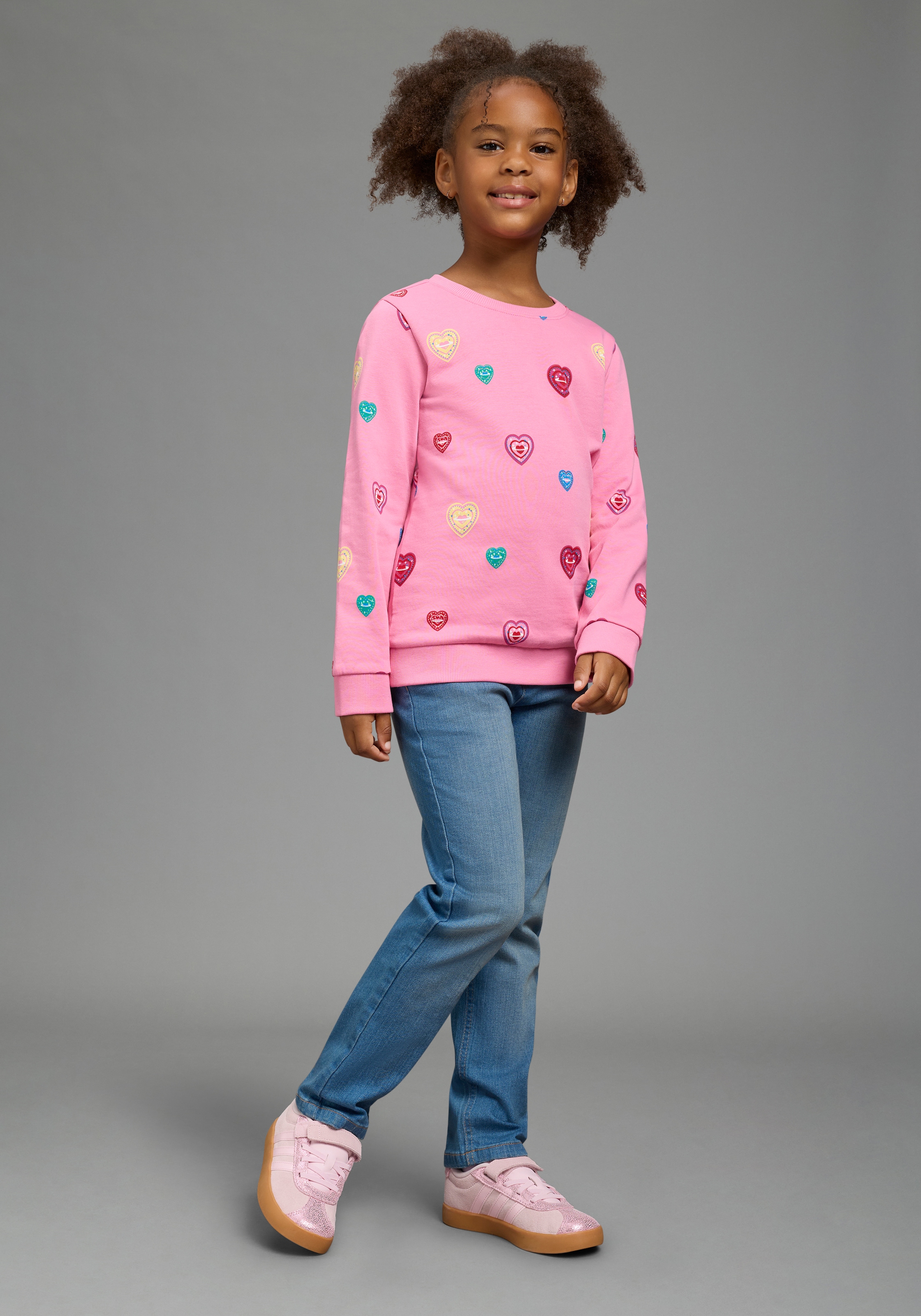 Scout Sweatshirt »Shirt in süßem Herzen-Allover - NEU von SCOUT«, Allover gemustertes Sweatshirt, hüftlange Basic-Passform
