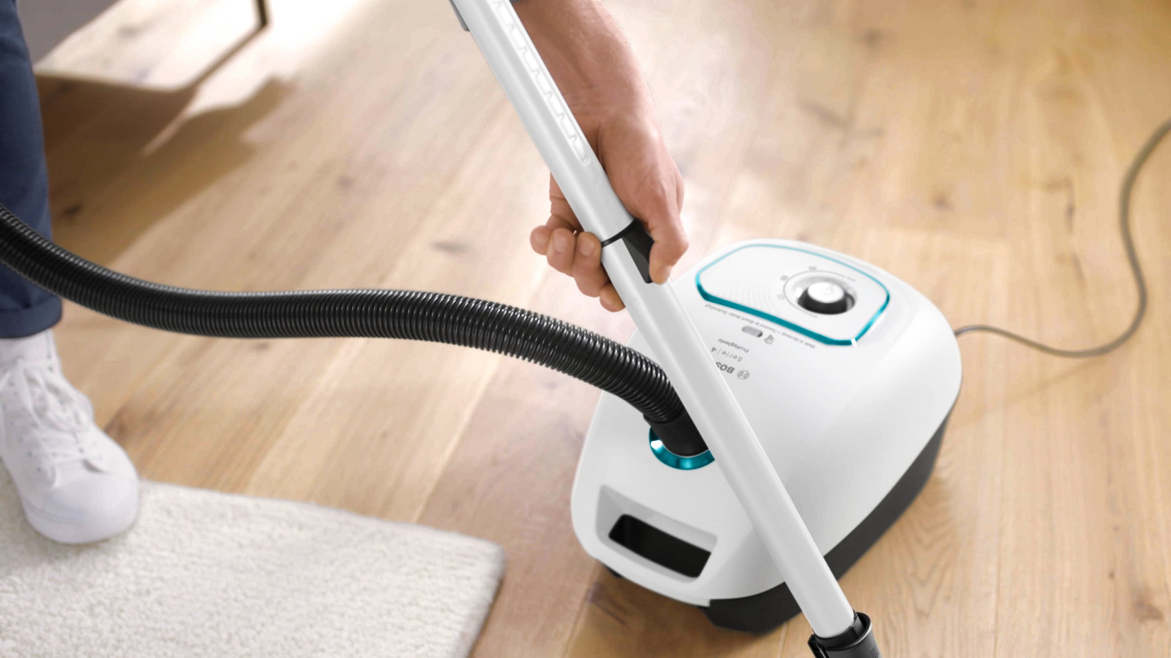 BOSCH Bodenstaubsauger »Serie 4 ProHygienic BGD41HYG, ideal für Allergiker, Hygiene-Filter«, 600 W, mit Beutel, 10 Jahre Motorgarantie, integriertes Zubehör, langes Kabel, weiß