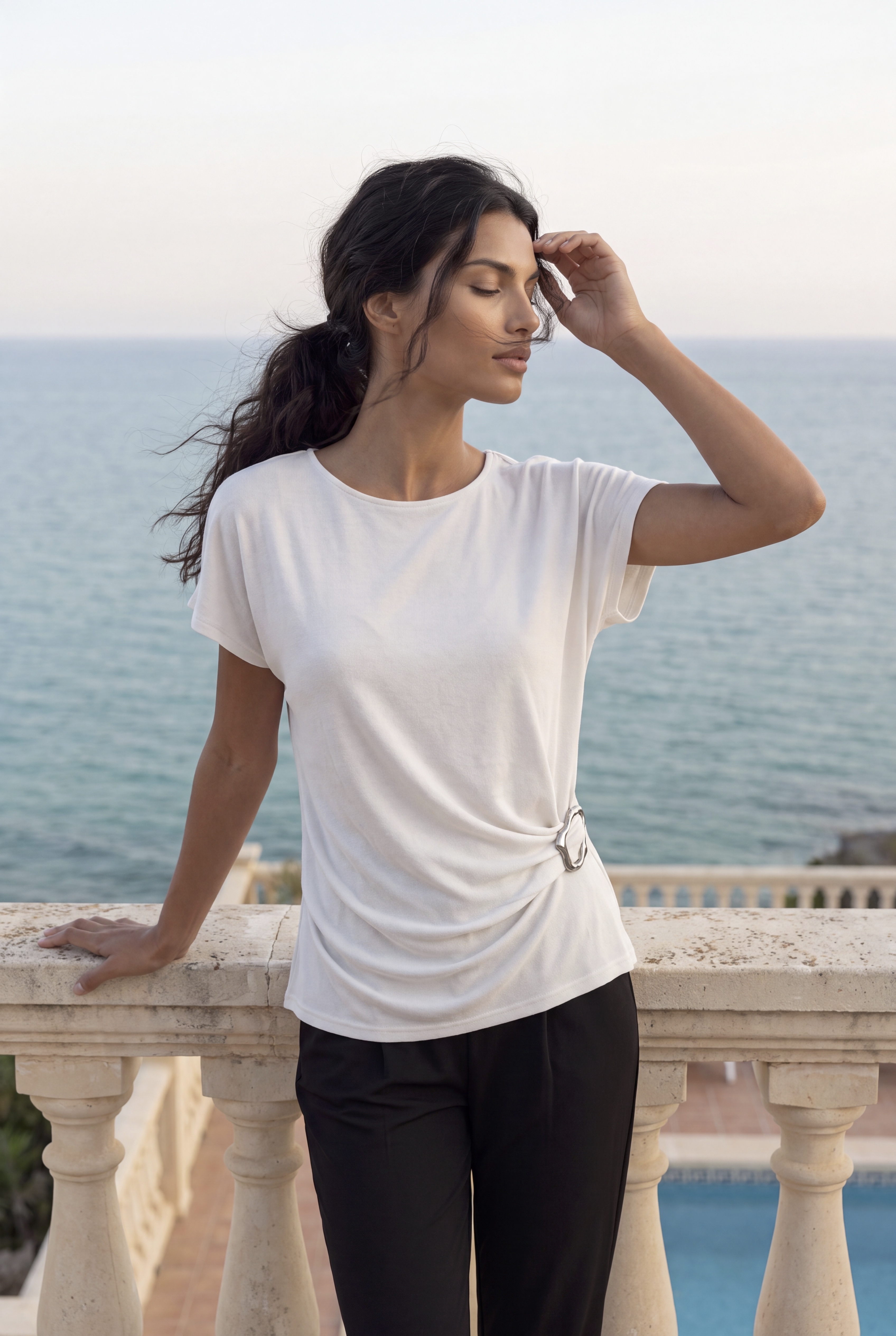 LASCANA "mit elegantem Accessoire" Feinstrick aus weicher Viskosemischung