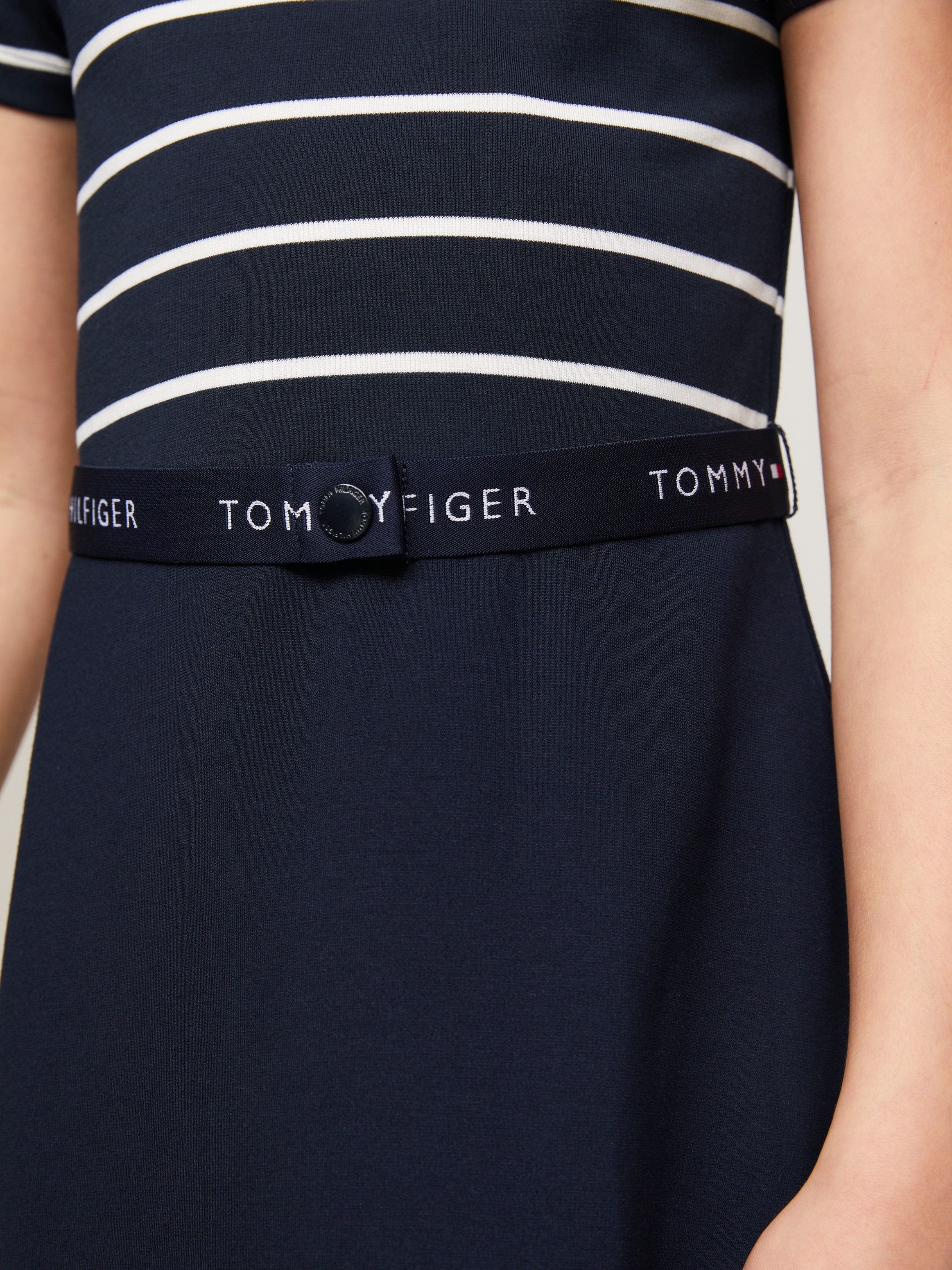 Tommy Hilfiger Jerseykleid »ESSENTIAL SKATER DRESS«, mit Markenlabel am Bund