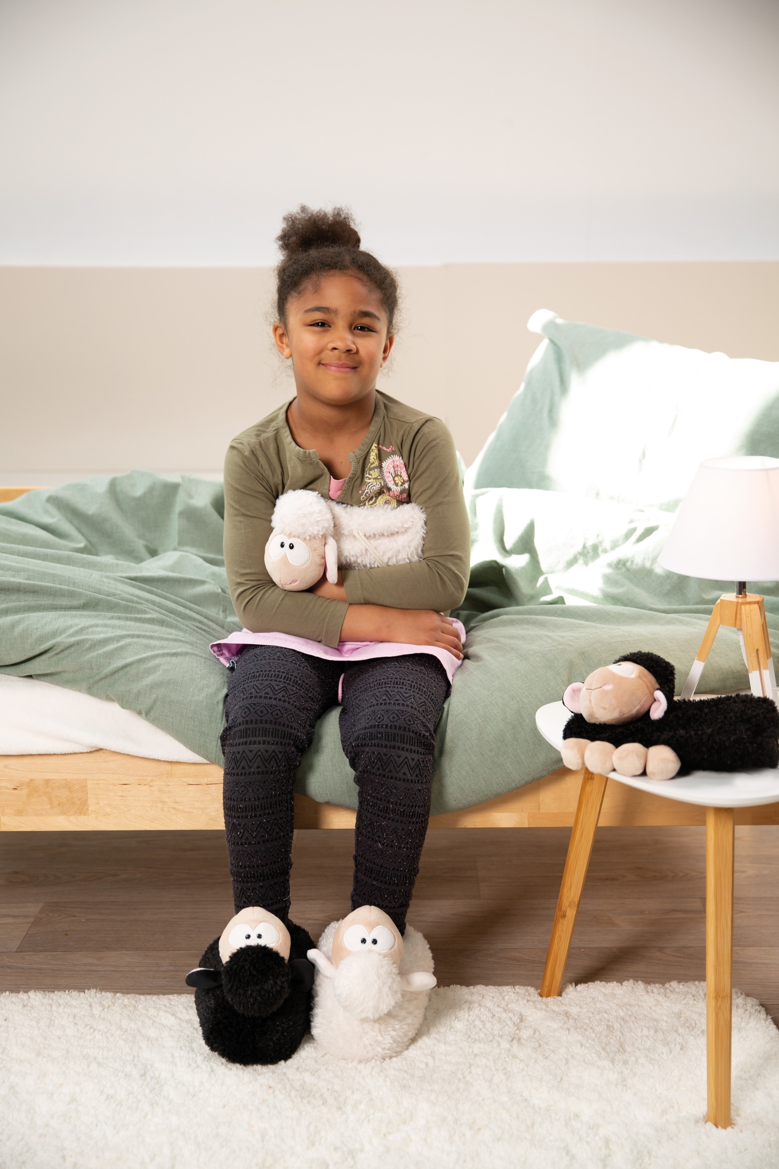 Nici Plüsch Hausschuhe »SCHAF WOOL*Y GANG«, Pantoffel, ein Fuß schwarz, ein Fuß weiß