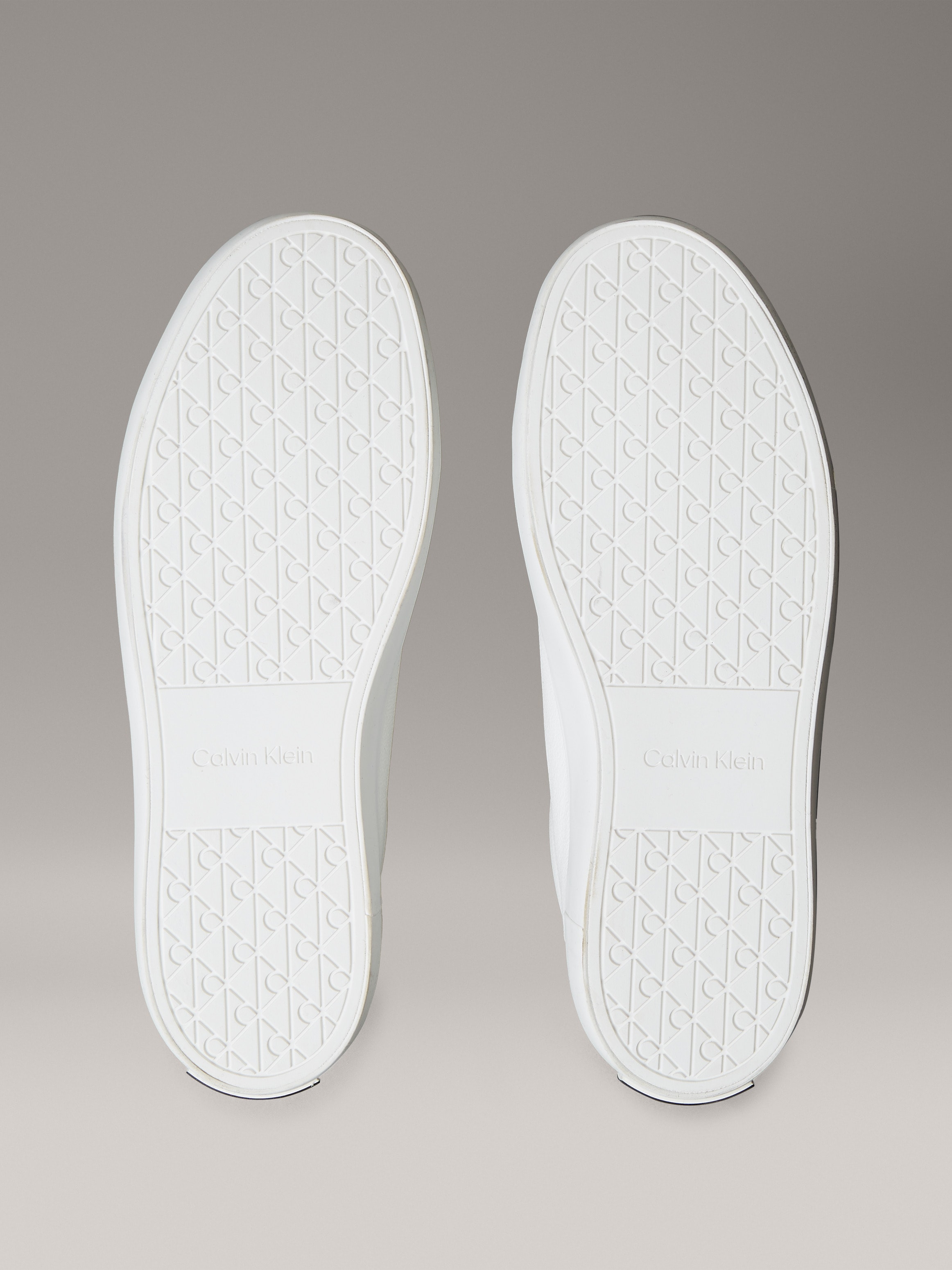 Calvin Klein Sneaker »LACE UP SNEAKER W/SILVER BT CK«, Schnürschuh, Halbschuh, Freizeitschuh mit gepolstertem Schaftrand