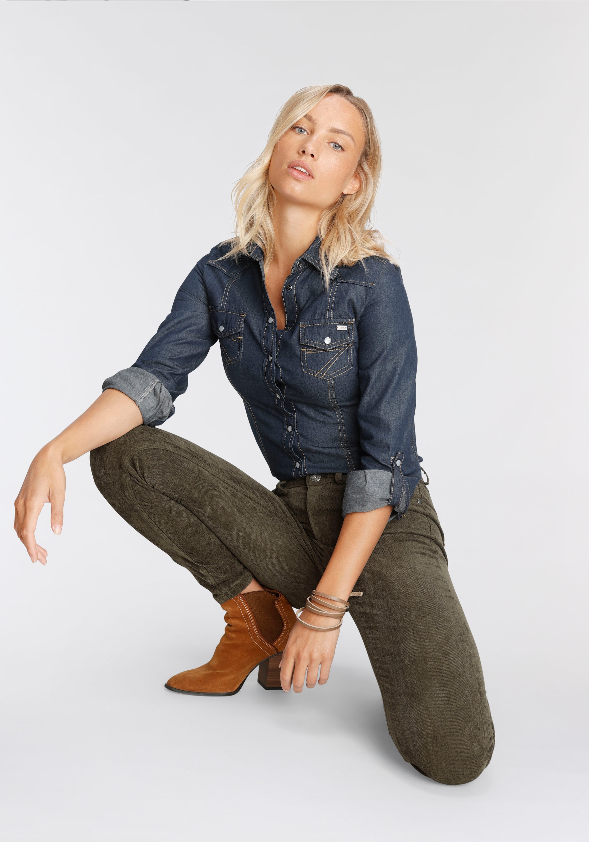 Arizona Jeansbluse "mit Druckknöpfen in Perlmuttoptik" und Krempelärmeln
