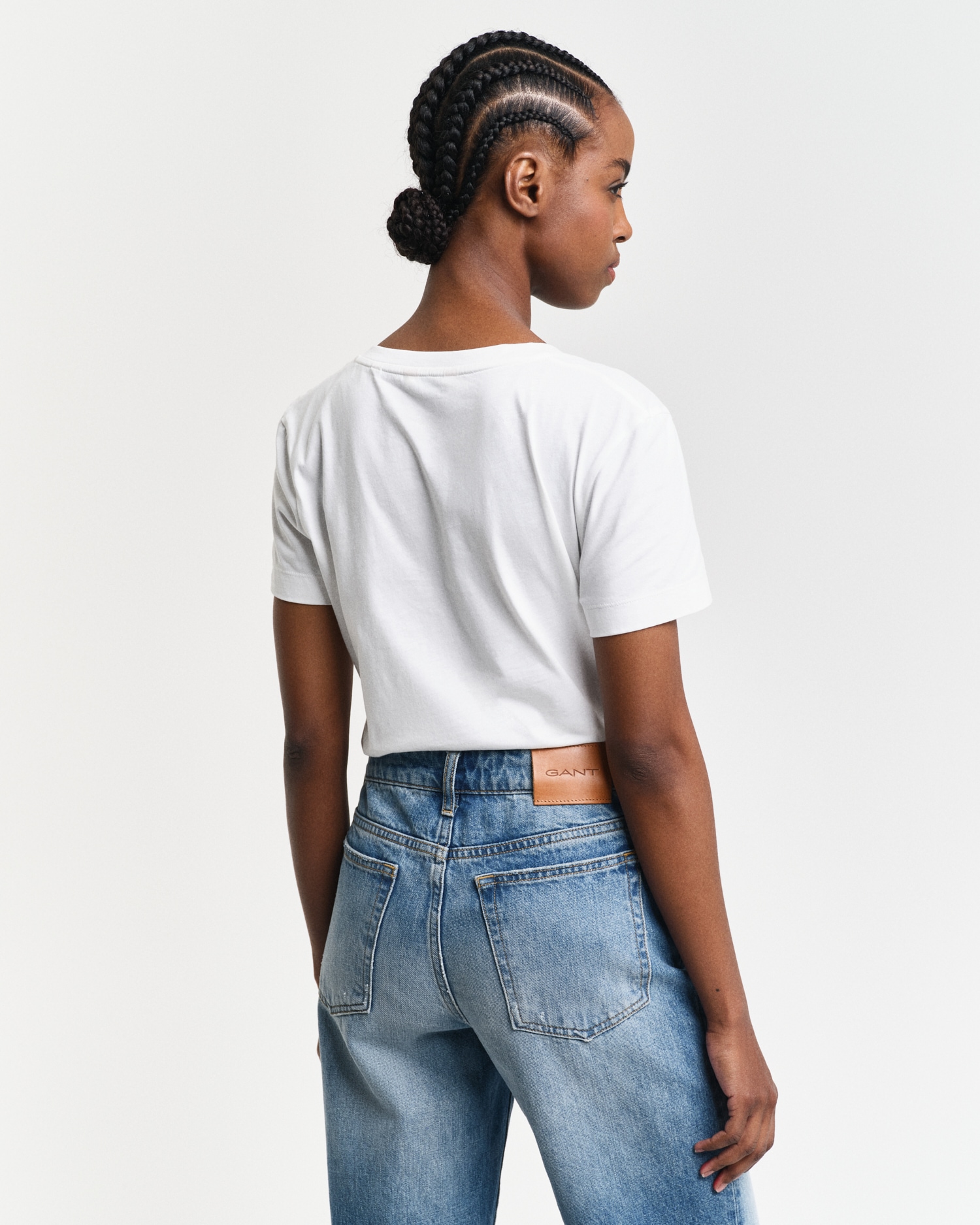 Gant T-Shirt »REG SHIELD KA V-NECK T-SHIRT«, mit einer kleinen Logostickerei auf der Brust