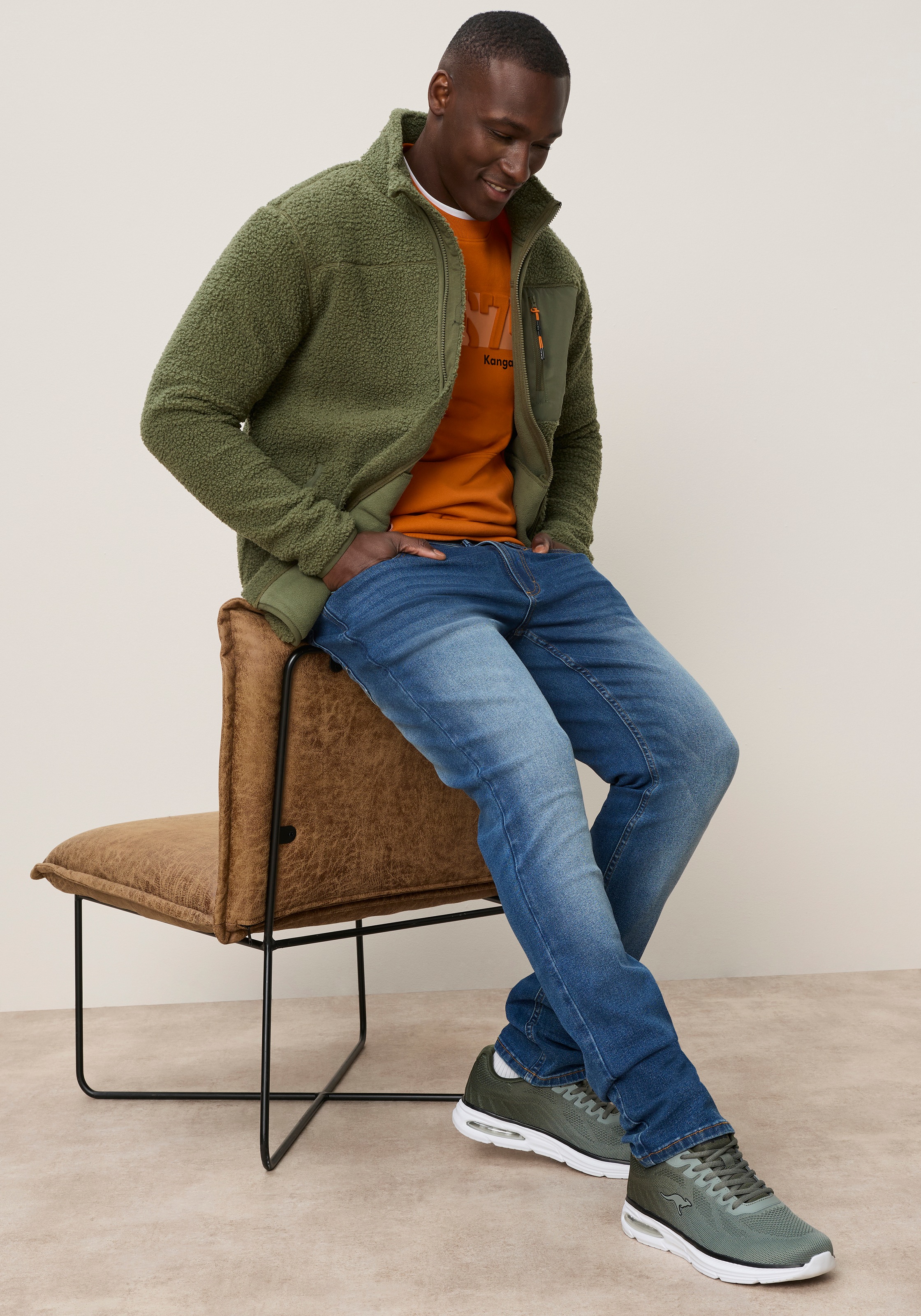 KangaROOS Fleecejacke hüftlang, figurumspielend, aus Plüsch-Material